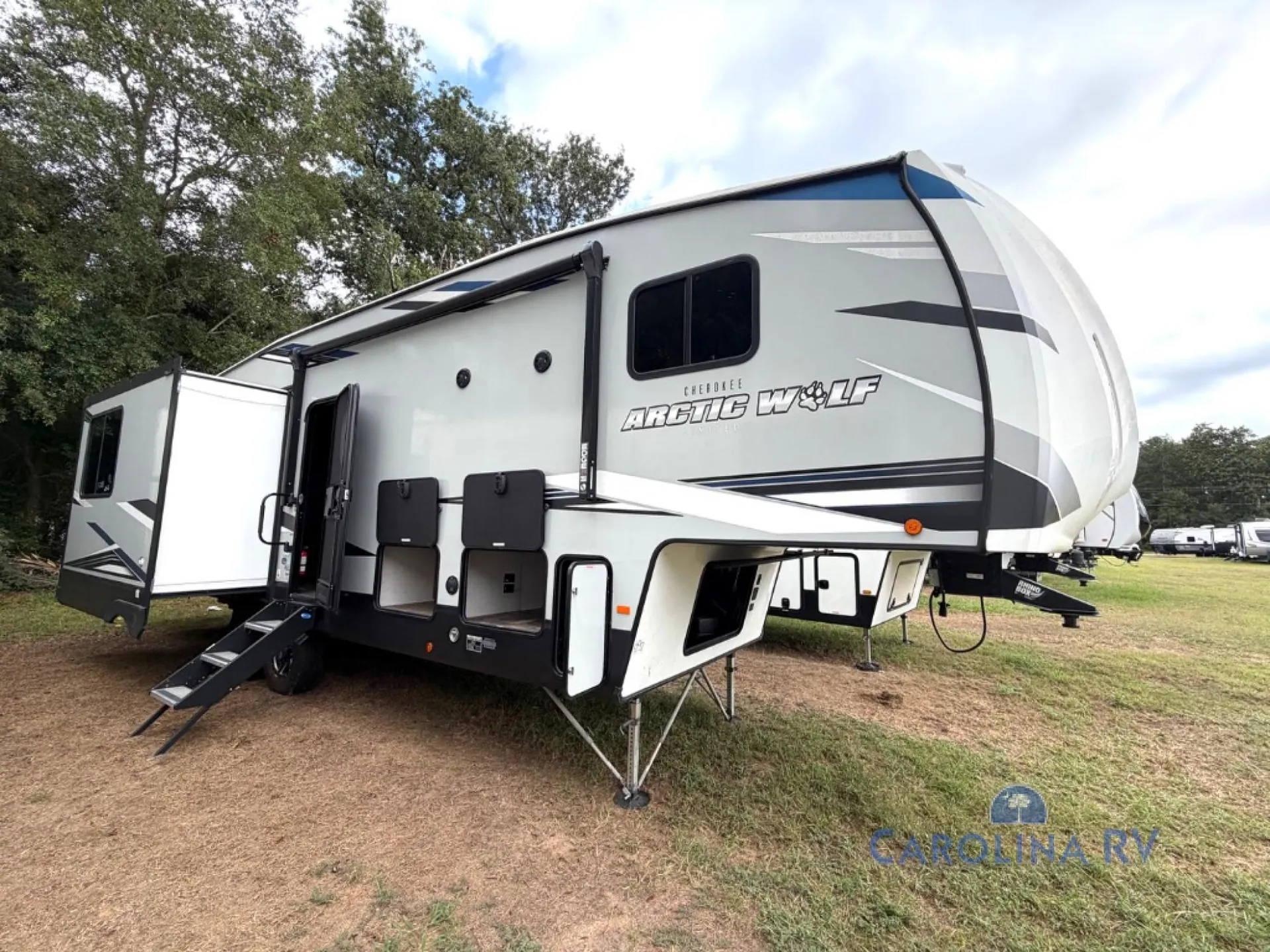 2021 Forest River Cherokee Arctic Wolf 298LB