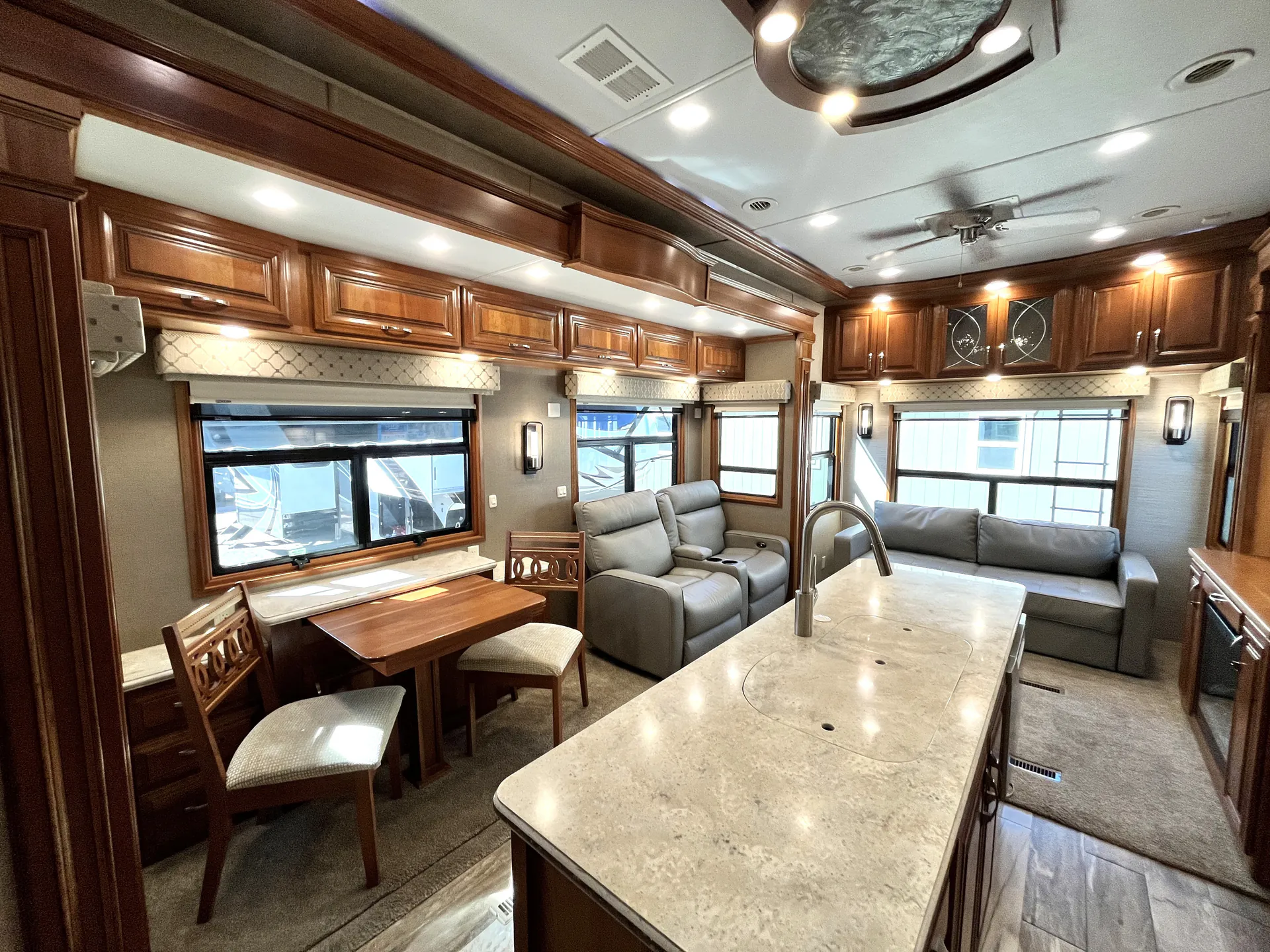 2017 DRV Mobile Suites 39DBRS3 - Photo 3