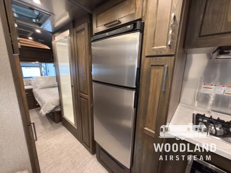 2026 Airstream Classic 28RB - Photo 3