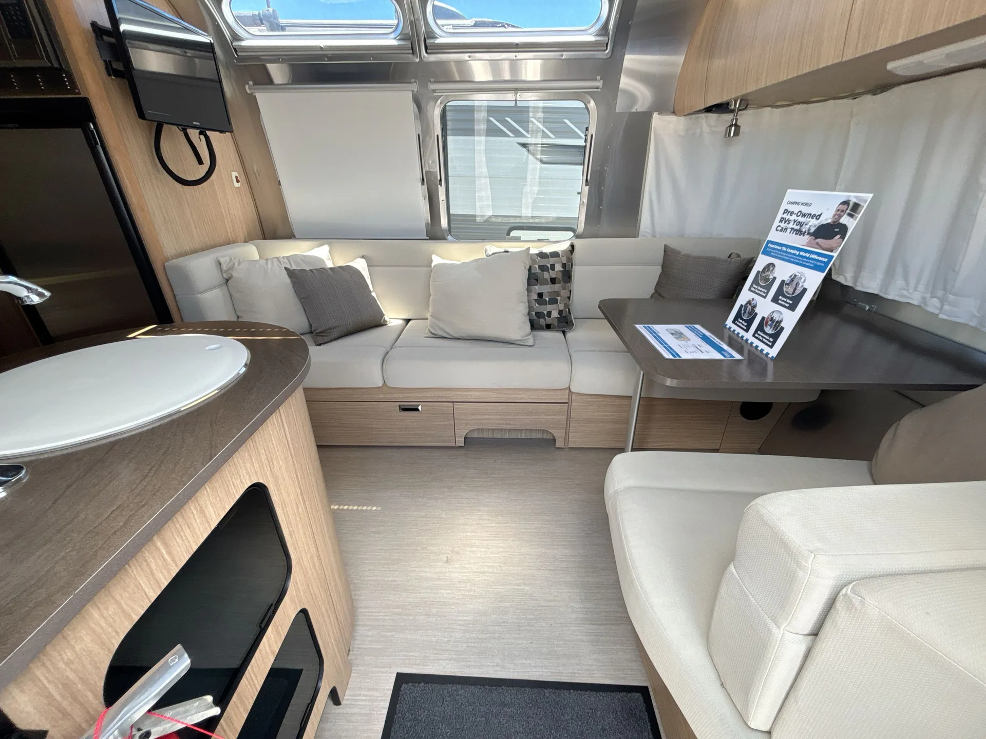 2018 airstream Flying Cloud 23CB — living area main