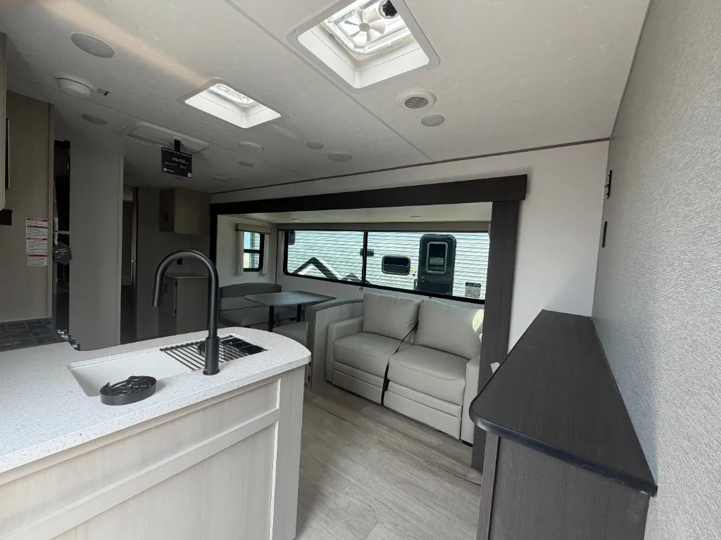 2027 Coachmen Catalina Legacy Edition 333DBDSCK, Photos photo 17
