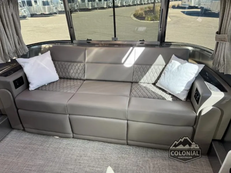 2026 Airstream Classic 30RB - Photo 4