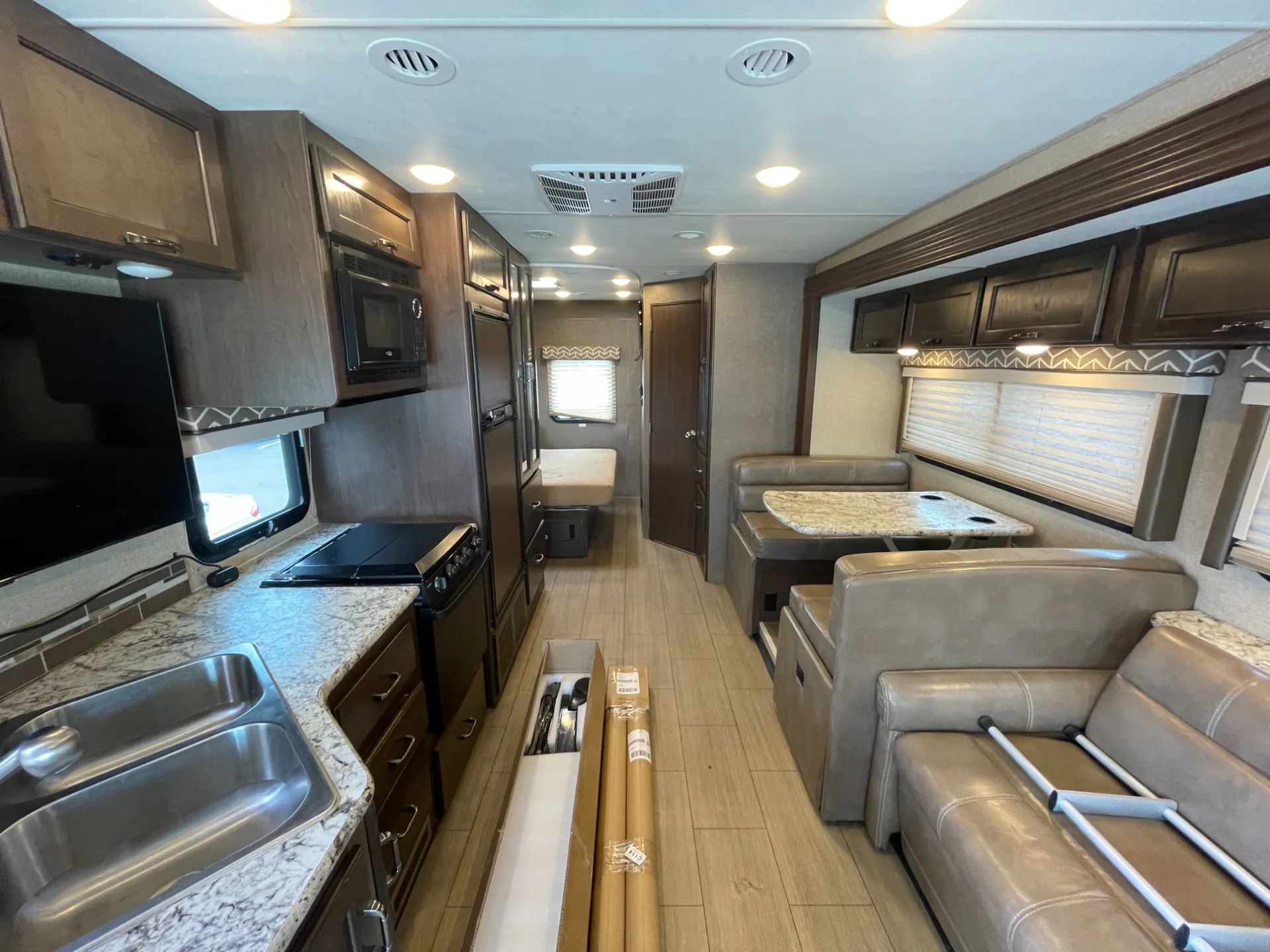 2018 Thor Motor Coach Freedom Traveler A27 - Photo 2