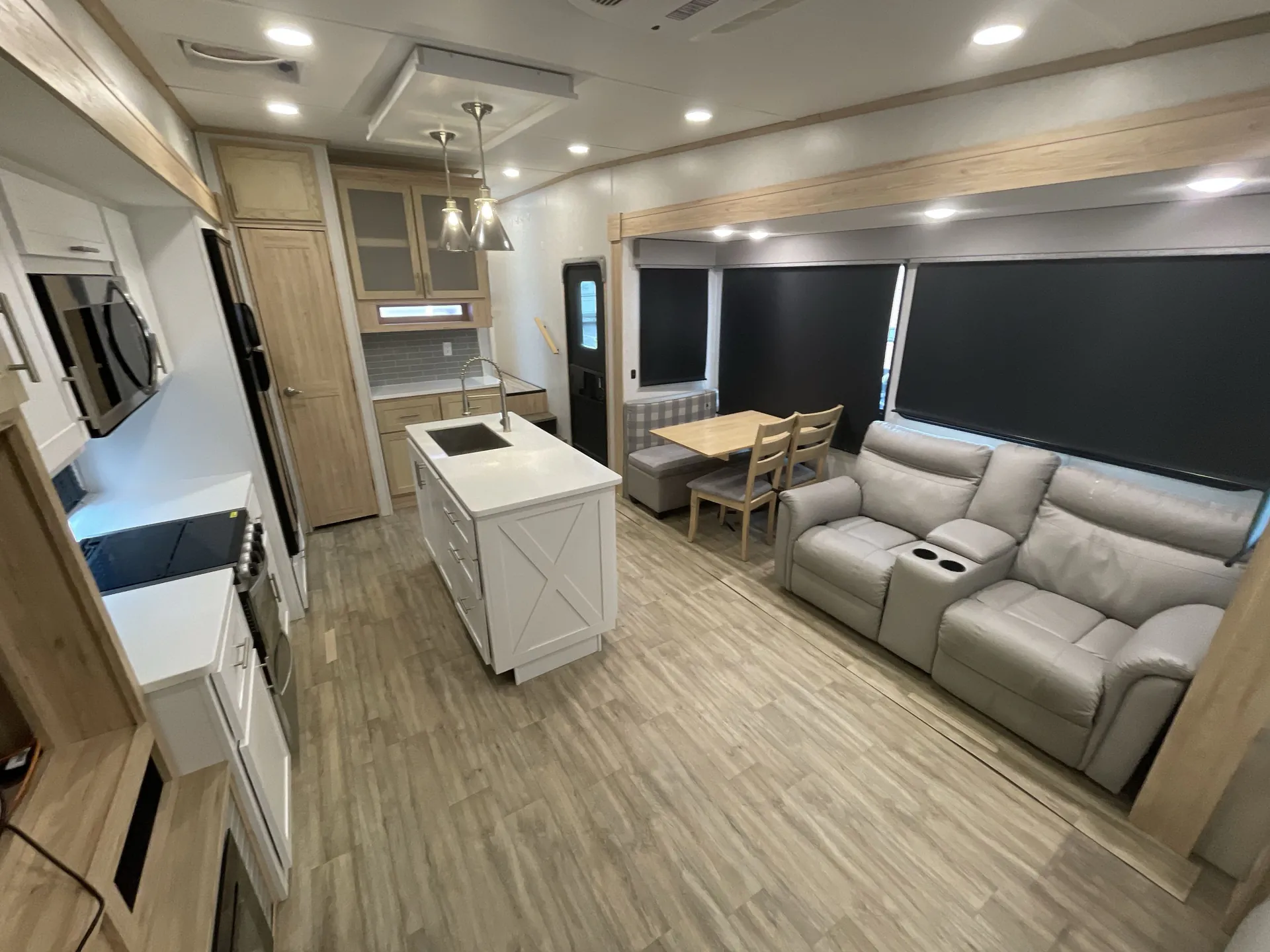 2022 Alliance RV Avenue 32RLS — living area main