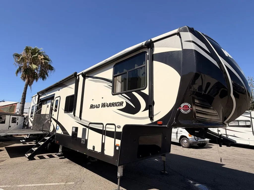 2019 Heartland Road Warrior 427 - Photo 3