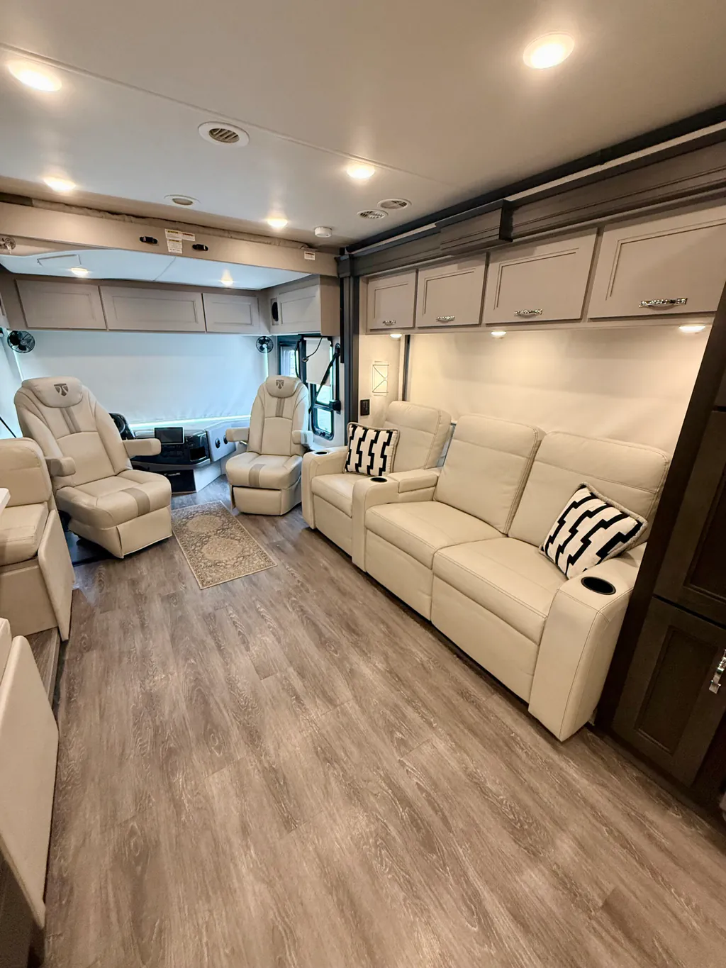 2024 Thor Motor Coach Riviera 39BH, Photos photo 4