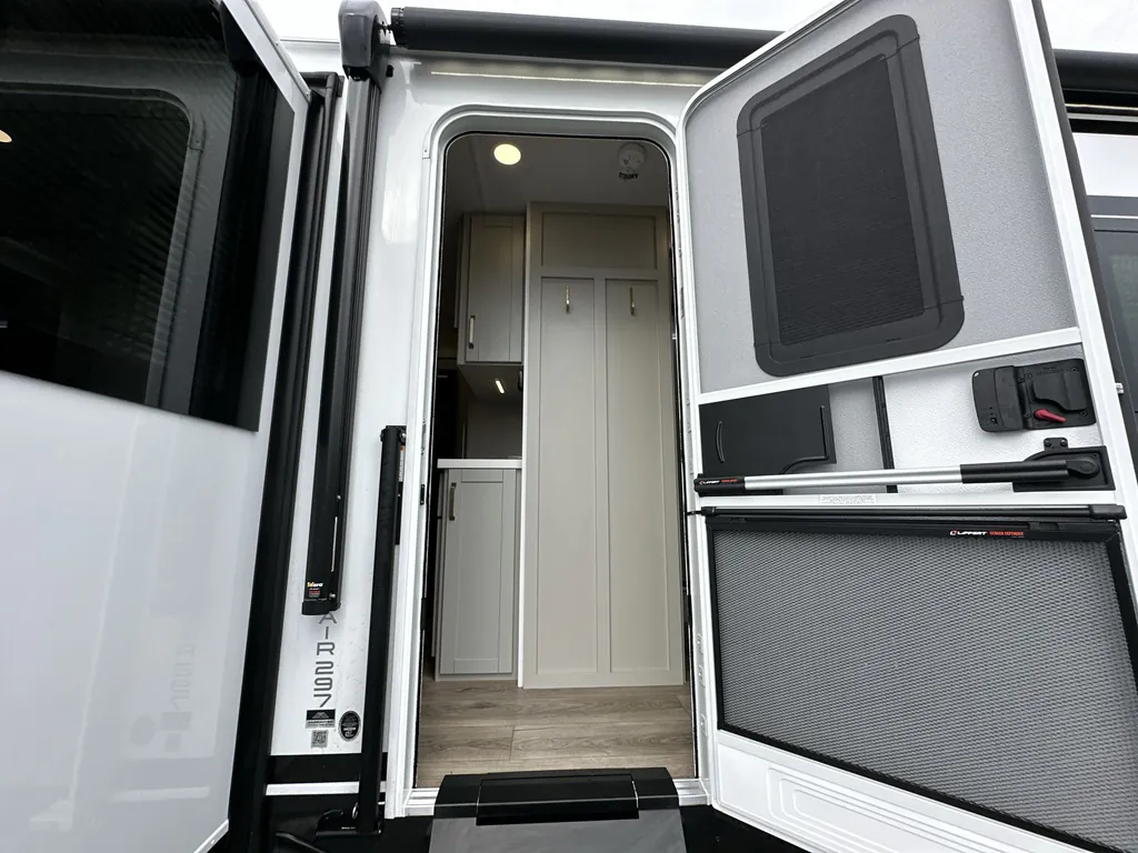 2026 Brinkley Model Z Air 297, Photos photo 8