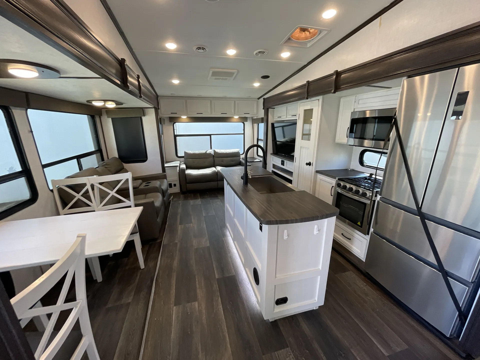 2022 Dutchmen Atlas 3172RLKB dealer photo 2 from Camping World
