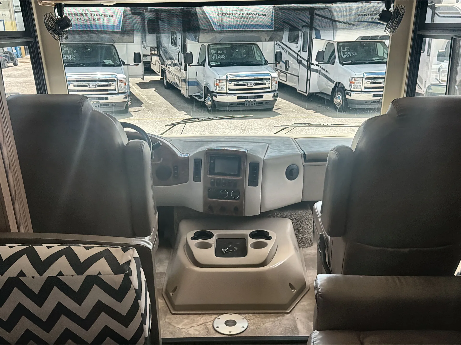 2017 Thor Motor Coach Windsport 34J — living area main