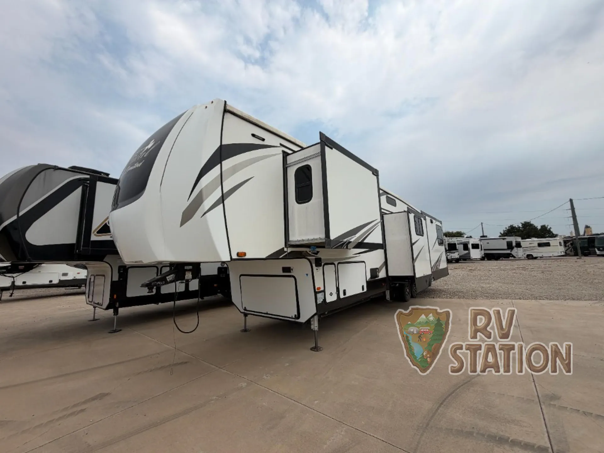 2021 Forest River Cardinal Limited 377MBLE - Photo 2