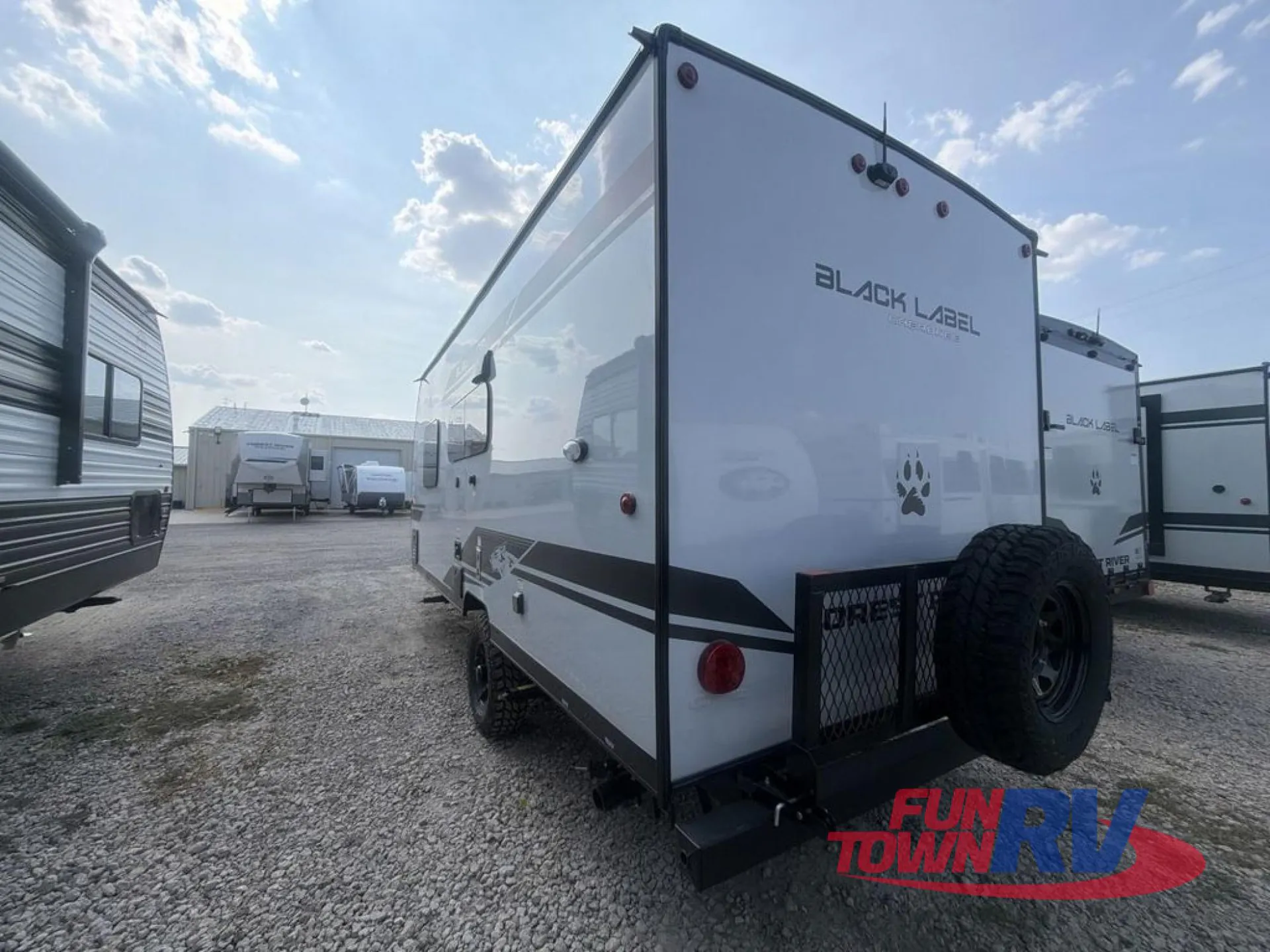 2027 Forest River Cherokee Wolf Pup Black Label 16FQBL — Photo 6