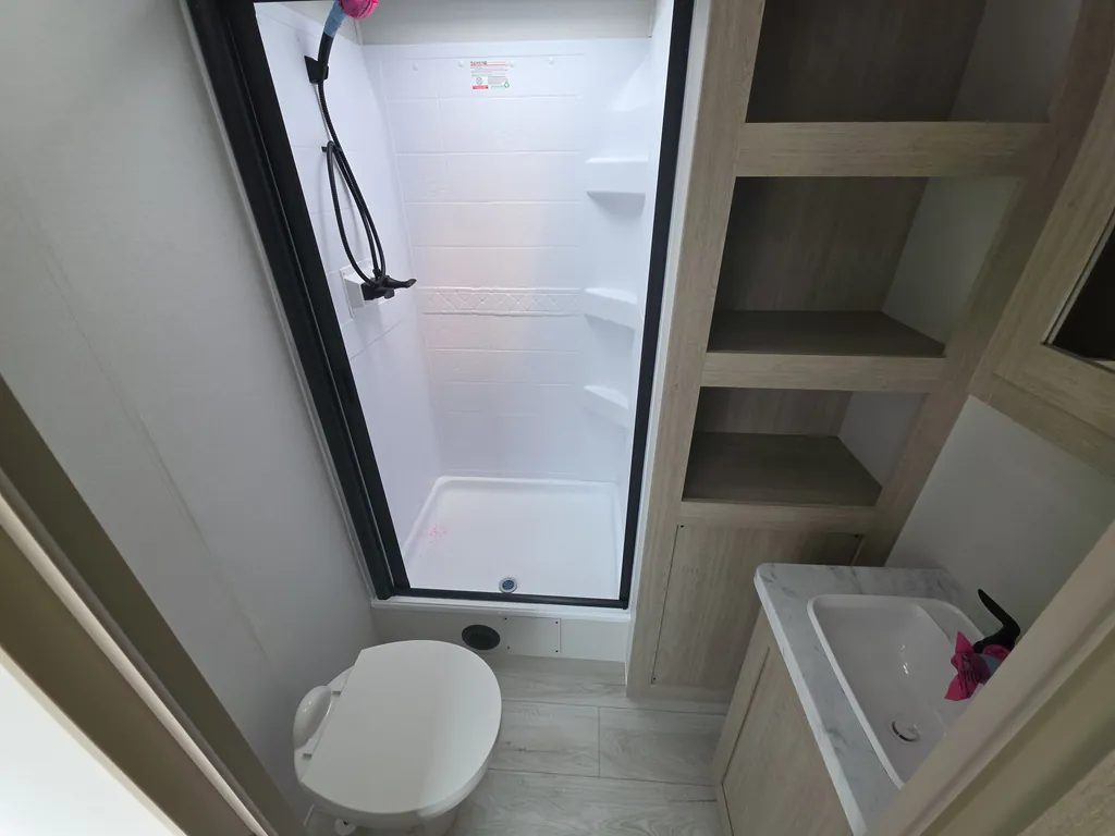2027 East to West Della Terra 272RL, Photos photo 24