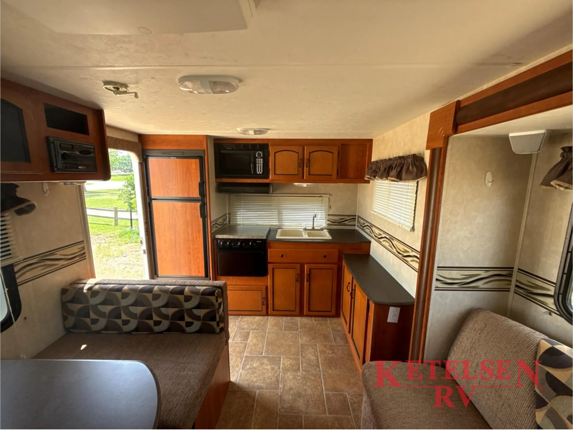 2011 Coachmen Freedom Express 246RKS - Photo 4