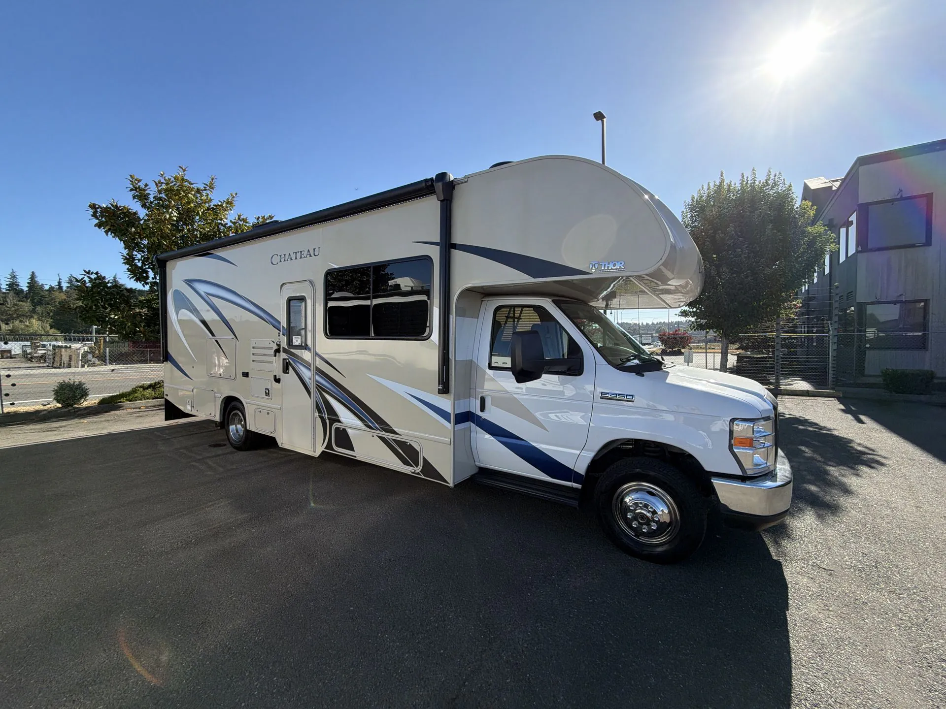 2020 Thor Motor Coach Chateau 27R - Photo 3