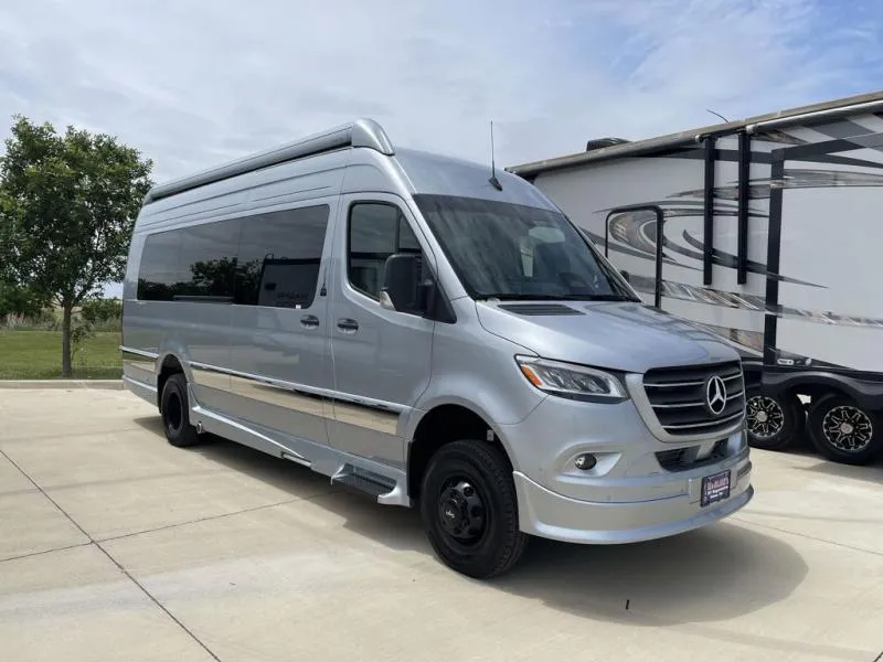 2027 Grech RV Strada-ion AWD New    AWD LOUNGE-ION - Main photo