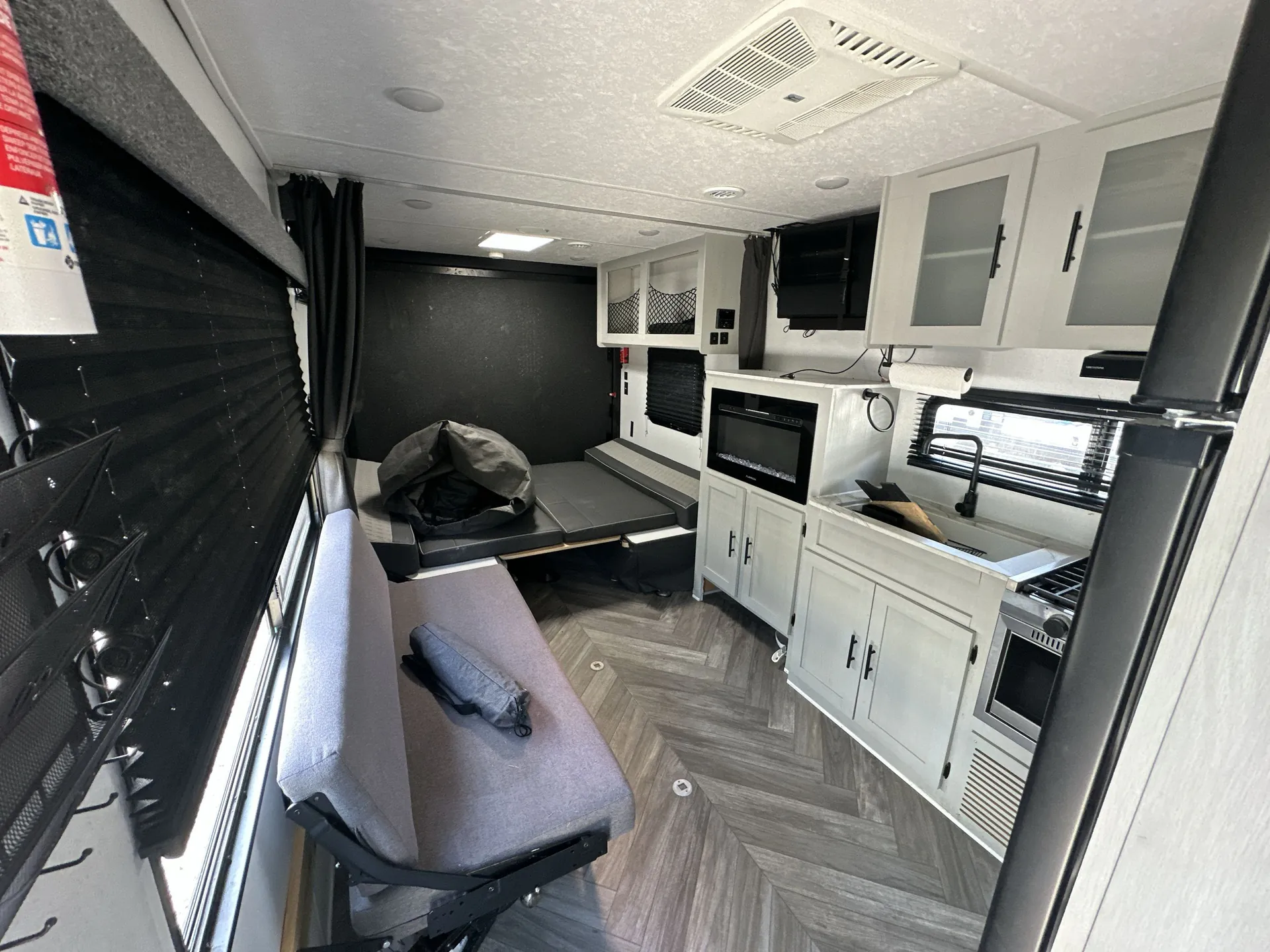 2022 Forest River Wildwood FSX 270RTK — living area main