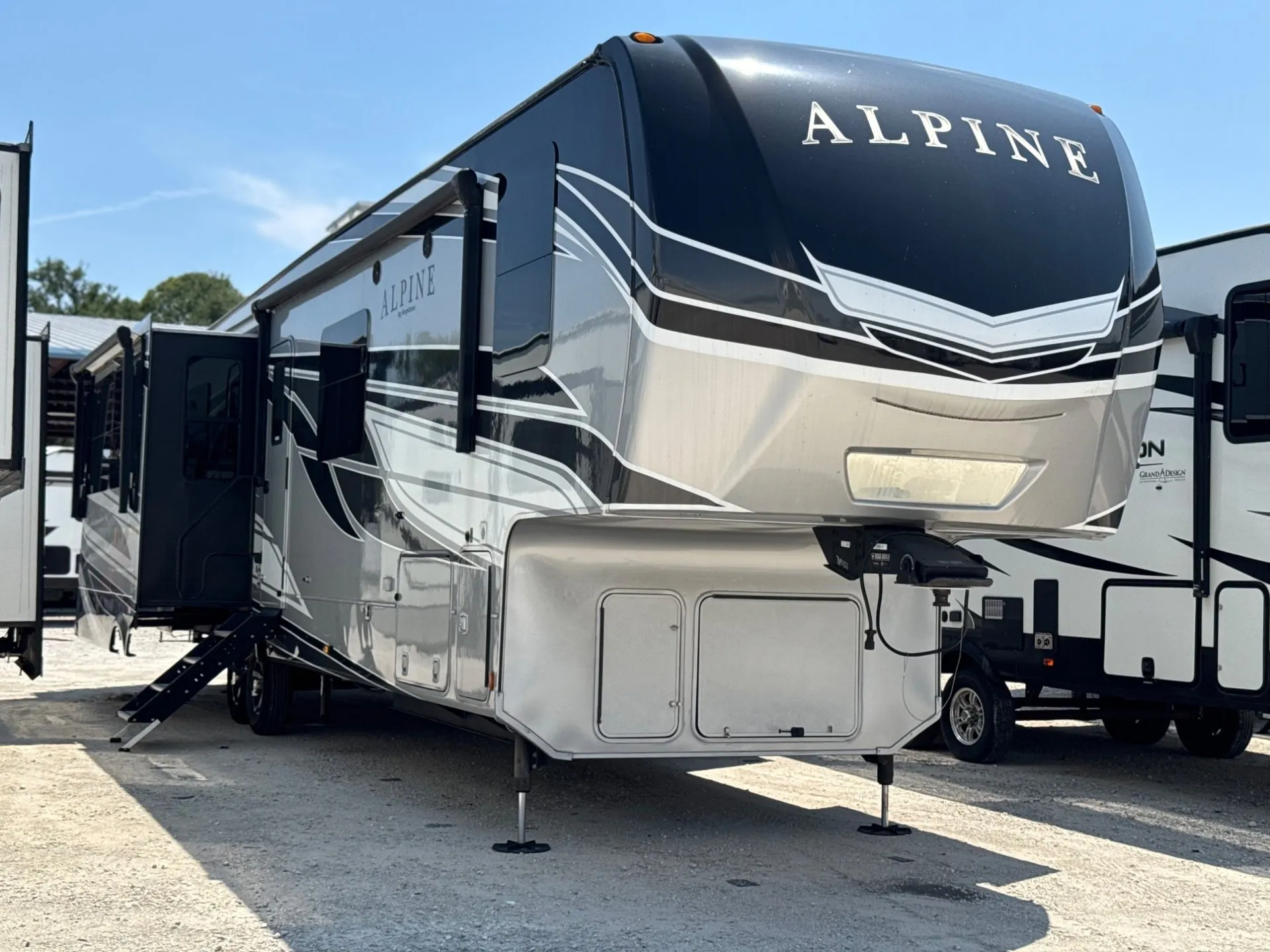 2022 Keystone Alpine 3720MD - Photo 2