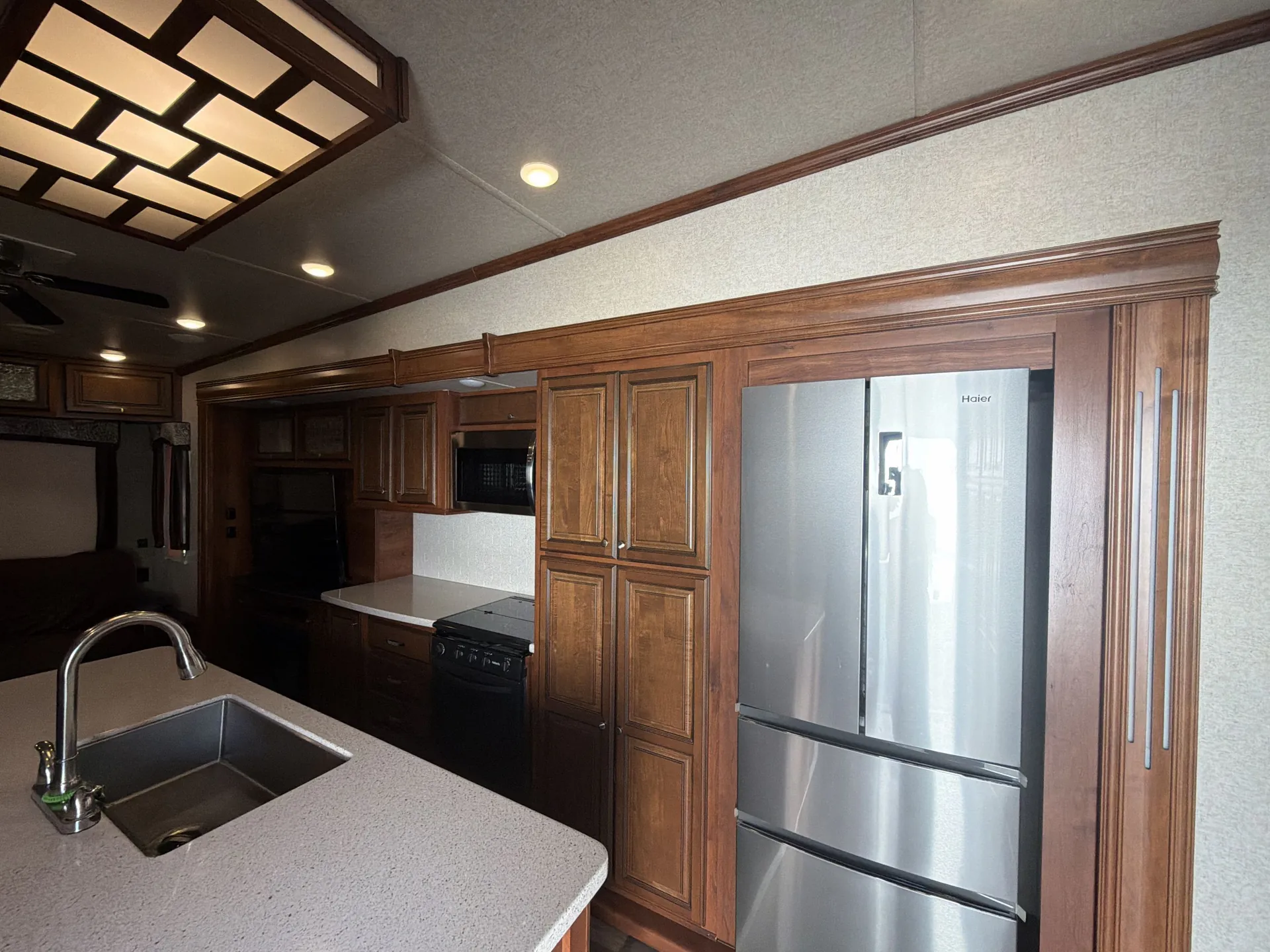 2017 Heartland Bighorn Traveler 37SS — living area main