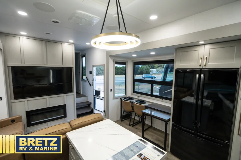 2026 Brinkley Model G 3950, Living area photo 2