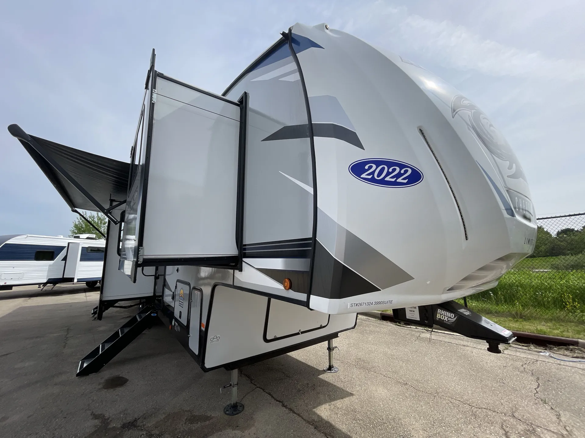 2022 Forest River Cherokee Arctic Wolf 3990 SUITE - Photo 2