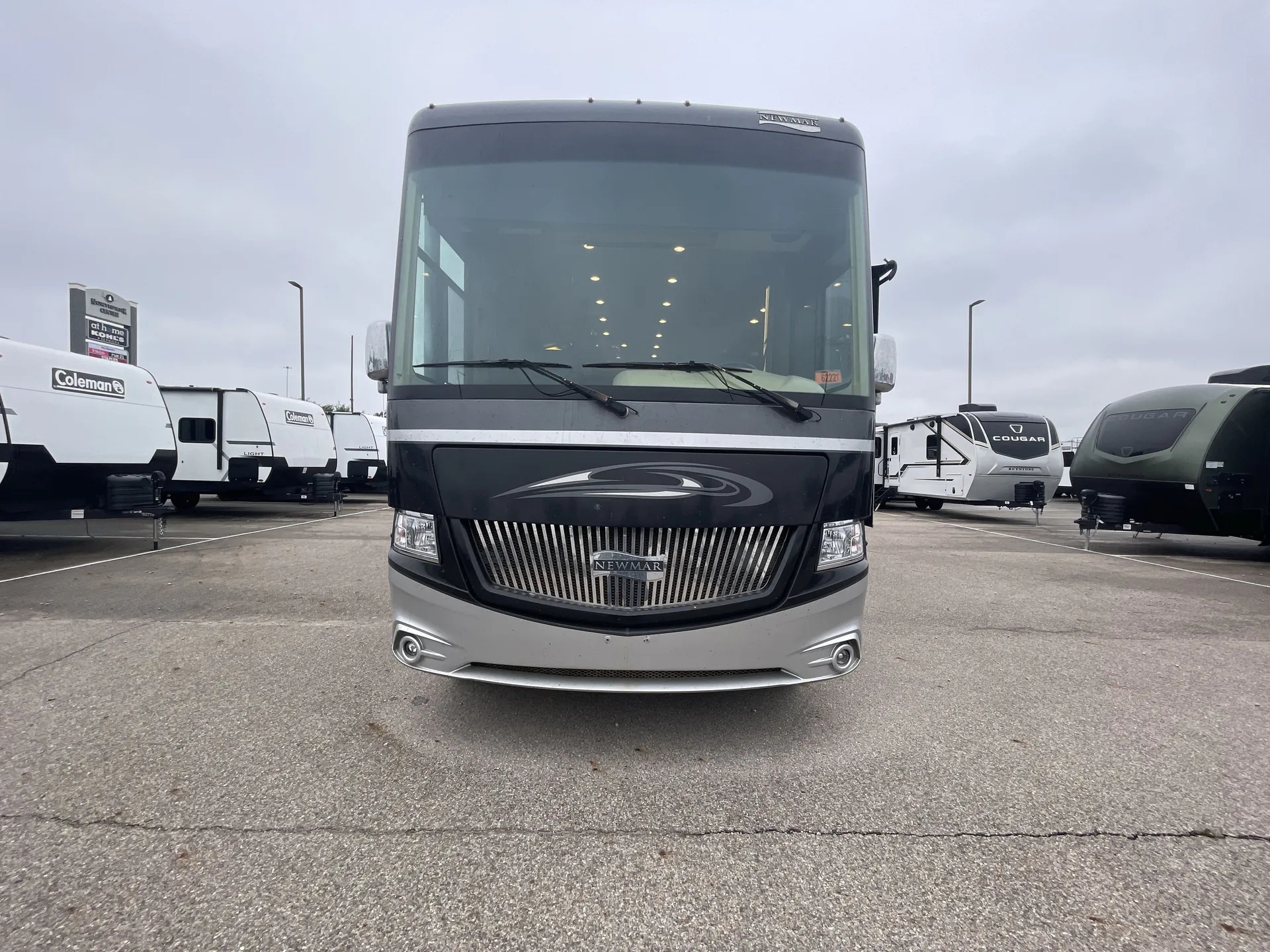 2016 Newmar Canyon Star 3710 — front