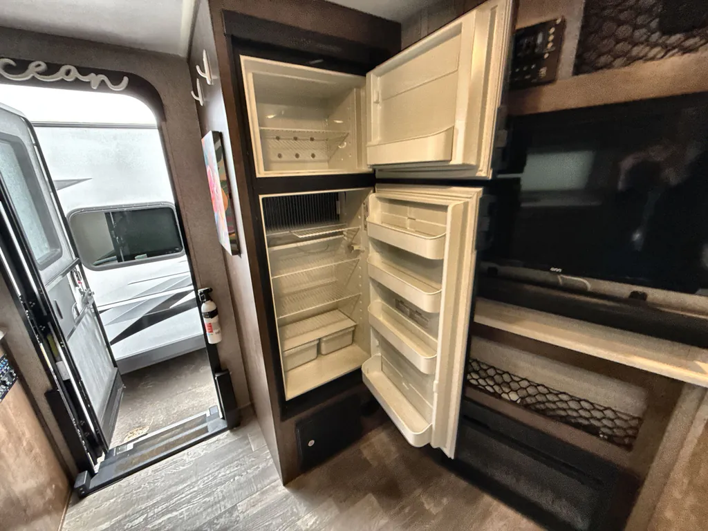 2020 Forest River Flagstaff Micro Lite 25FKS, Photos photo 8