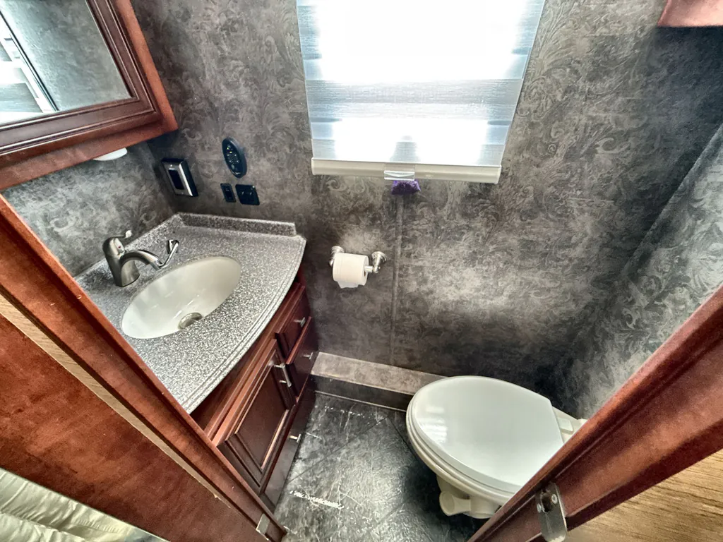 2016 Newmar Canyon Star 3914, Photos photo 17
