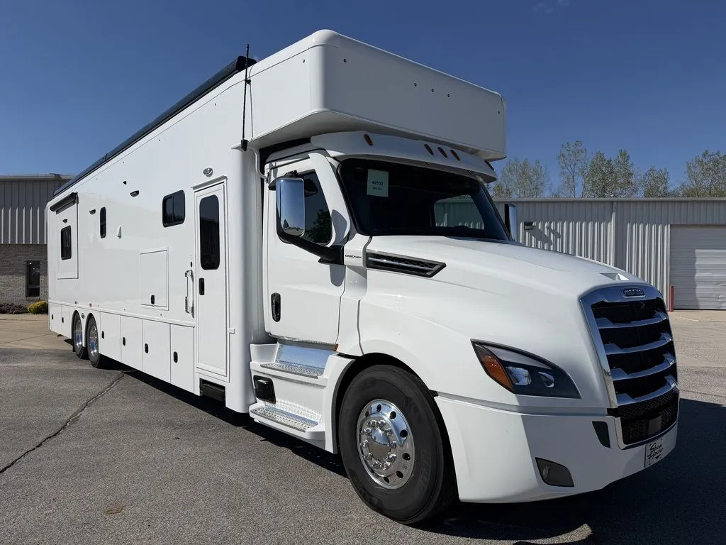 2026 ShowHauler 36KTSSL-B - Photo 2
