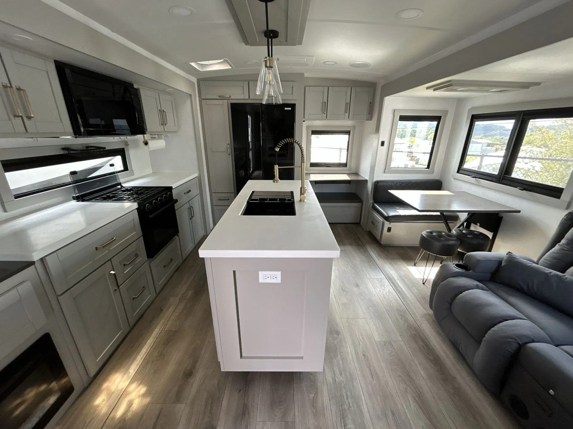 2025 Brinkley Model Z AIR 285 — living area main