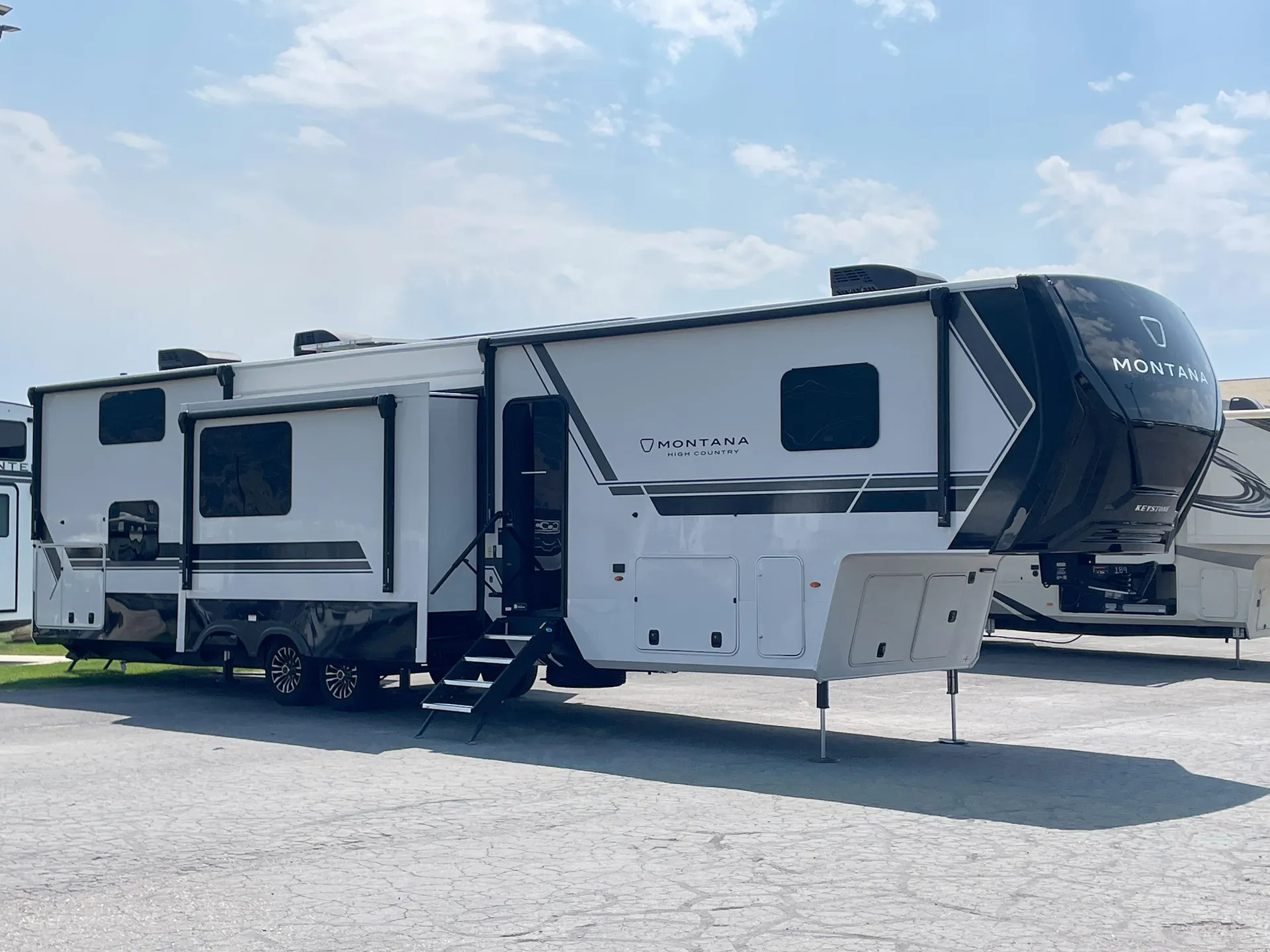 2027 Keystone Montana High Country 391TB - Photo 2