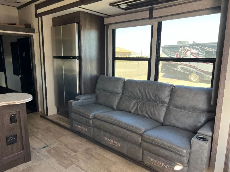 2019 Keystone Raptor 423, Photos photo 5