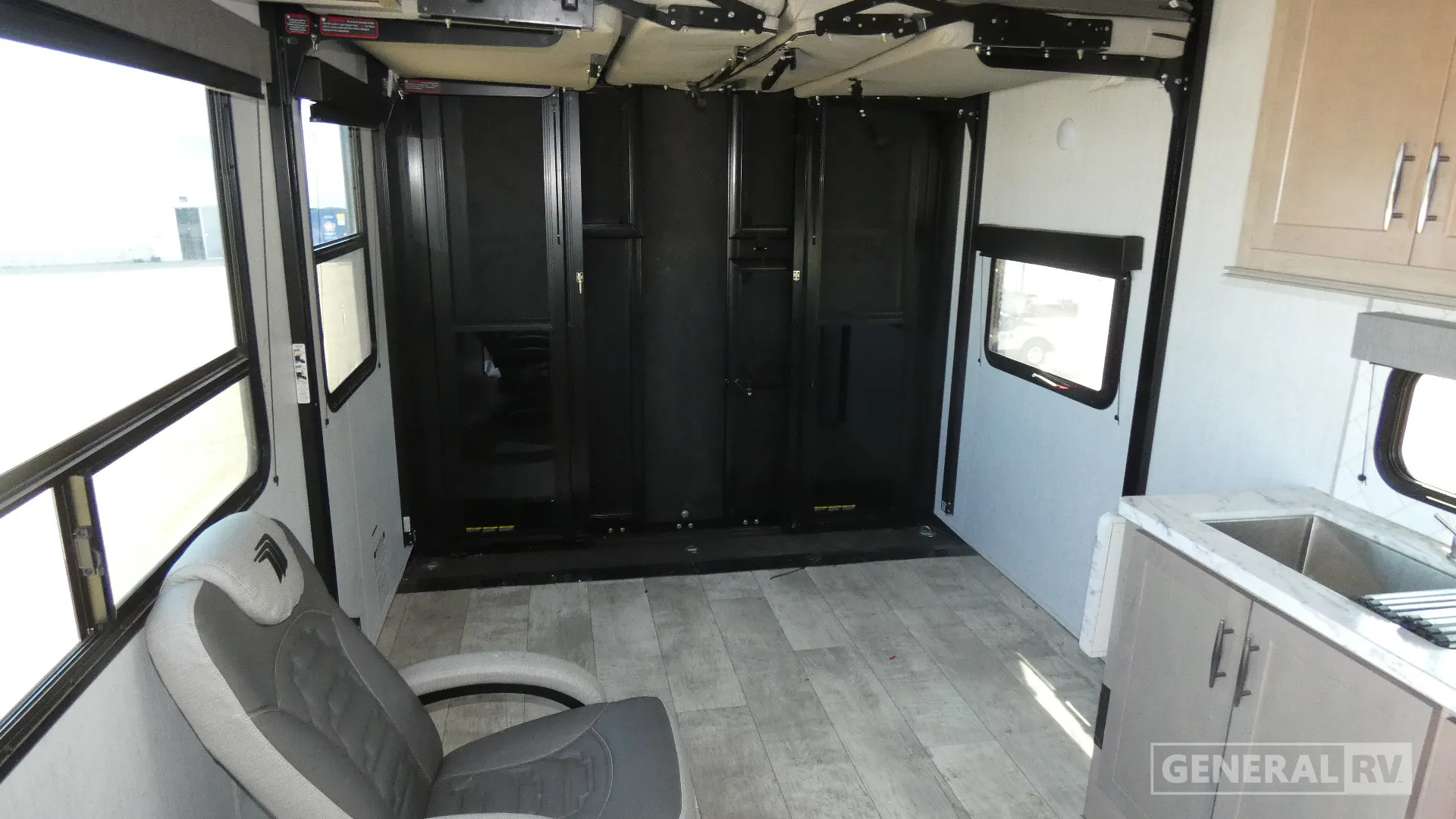2023 Grand Design Momentum G-Class 23G - Photo 3