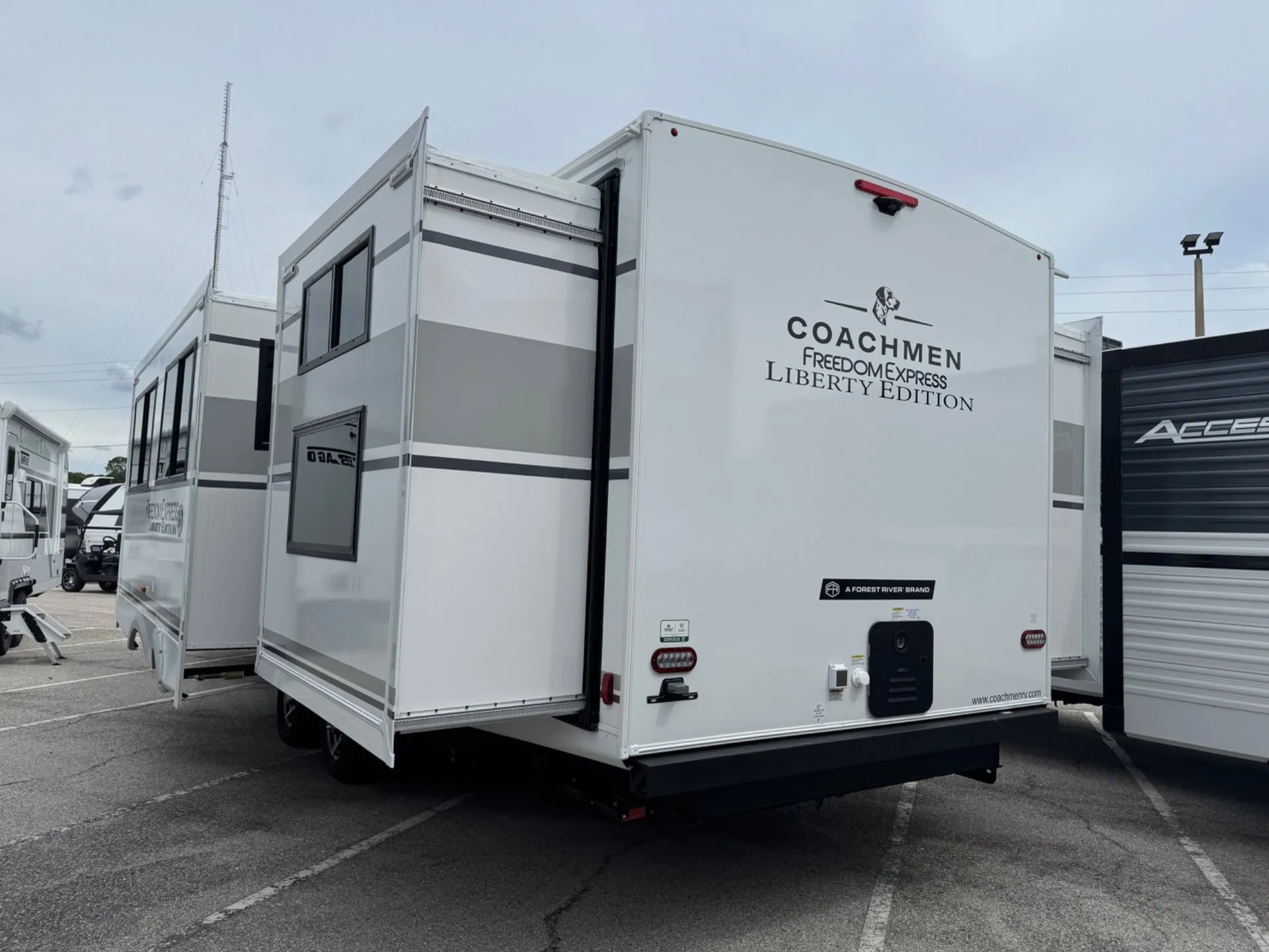 2026 Coachmen Freedom Express 330BHJJLE - Photo 3