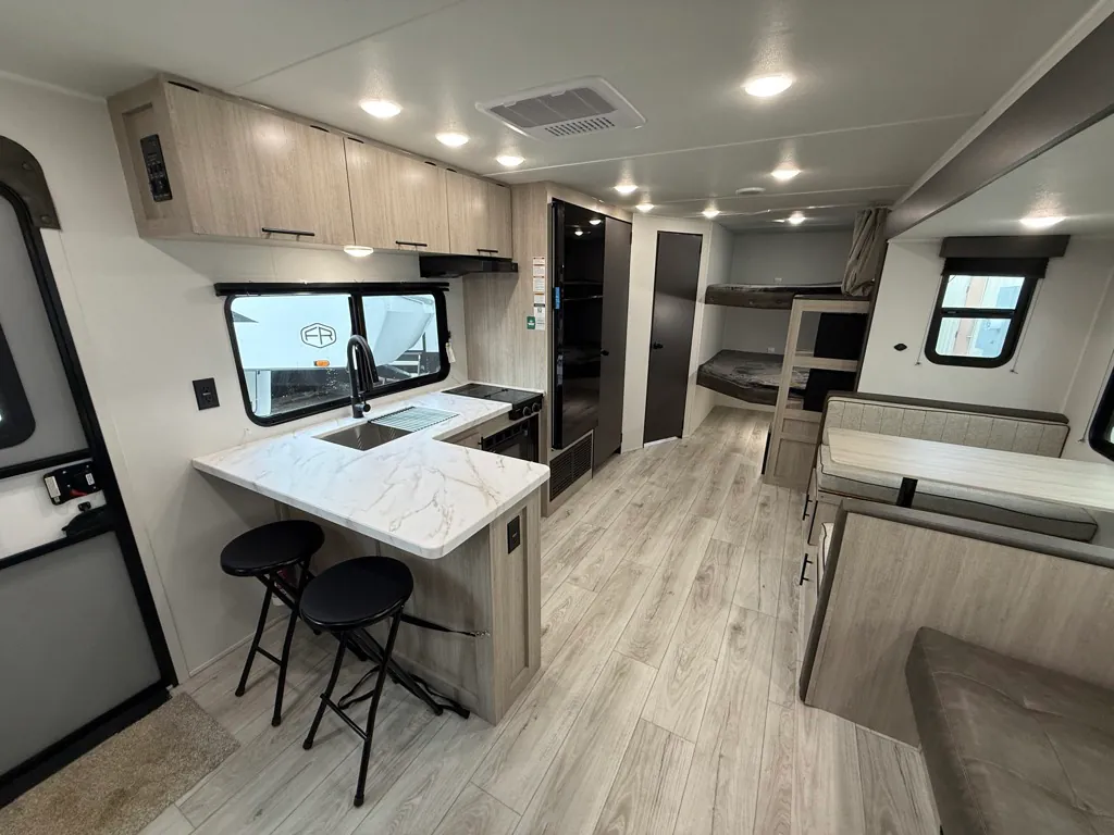 2027 East to West Della Terra 280BH, Photos photo 8