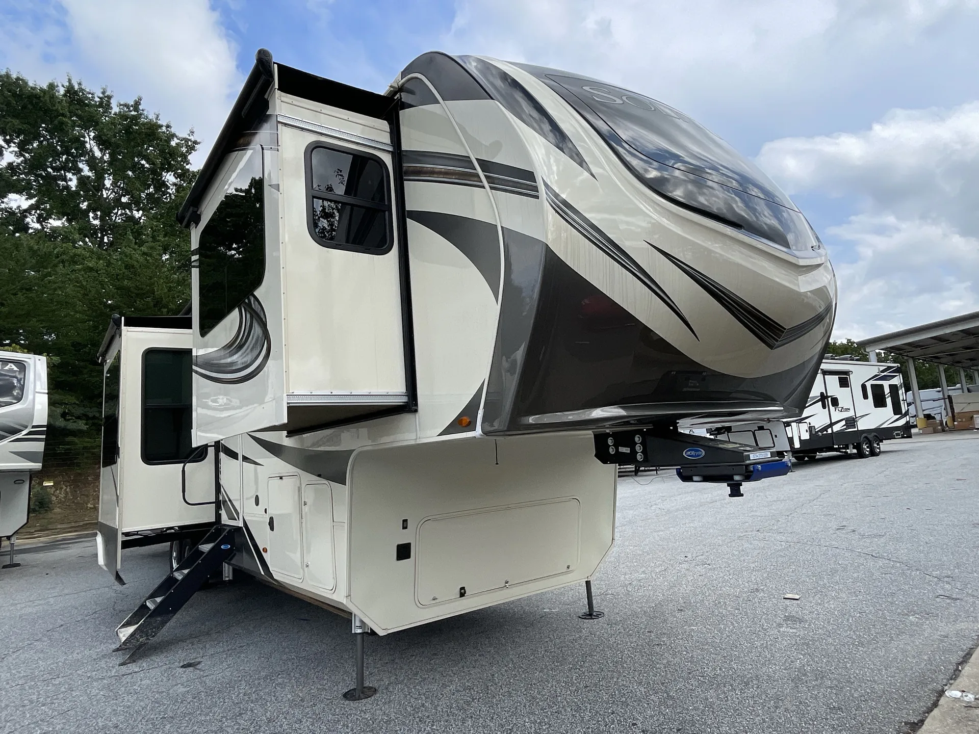 2022 Grand Design Solitude 380FL - Photo 2
