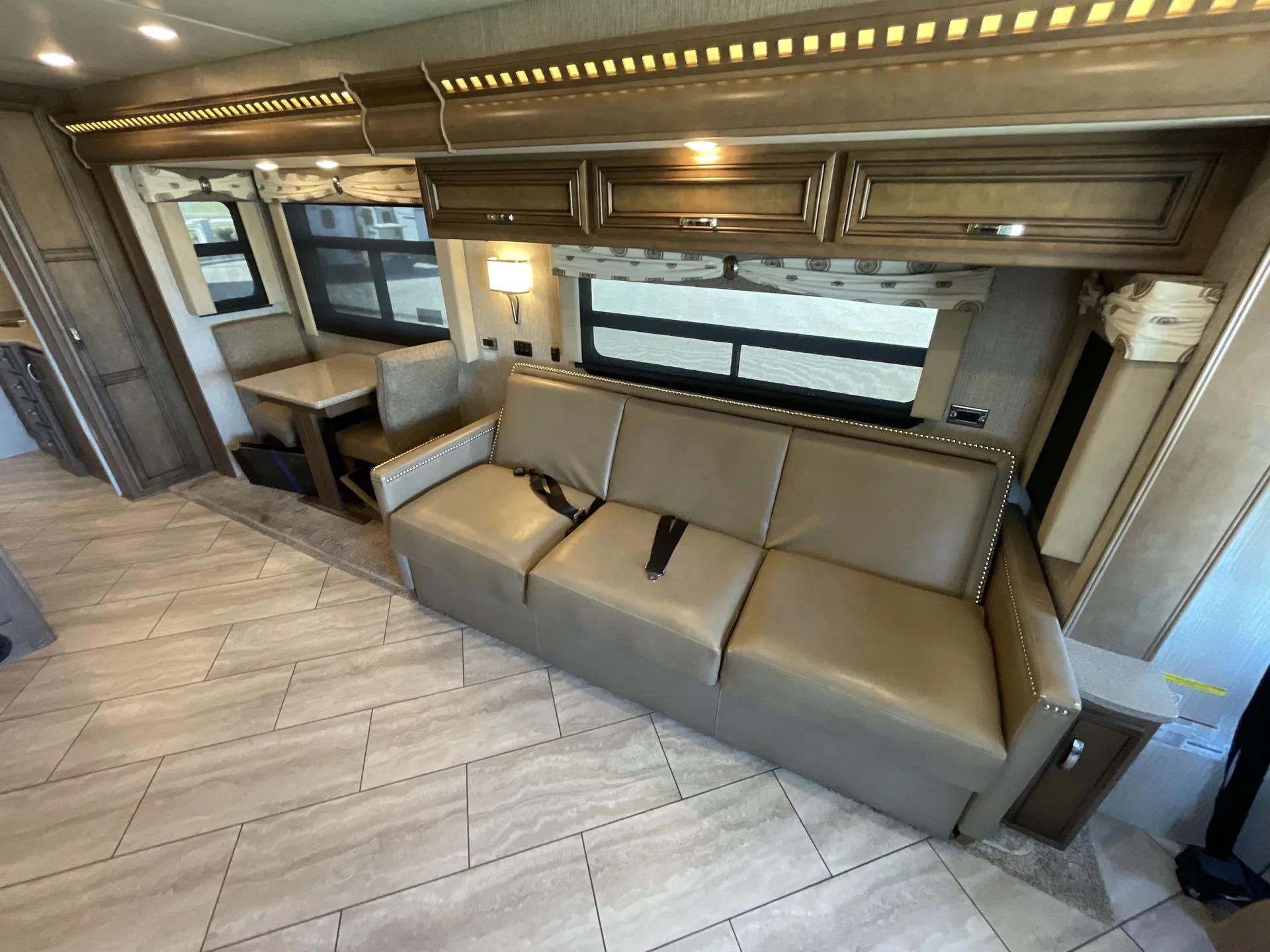 2020 newmar Bay Star 3414 — living area main