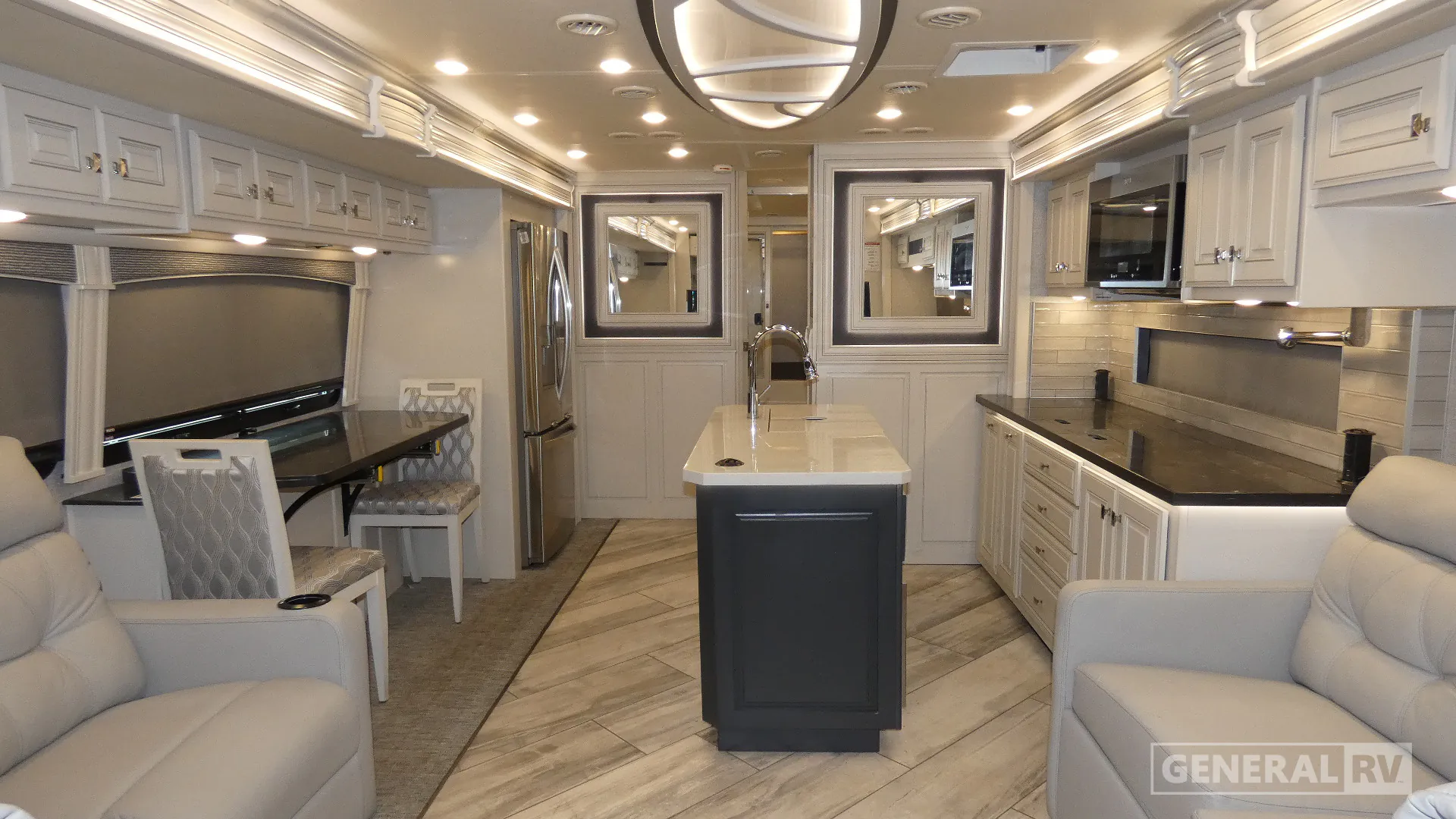 2022 Fleetwood Discovery LXE 36HQ - Photo 3