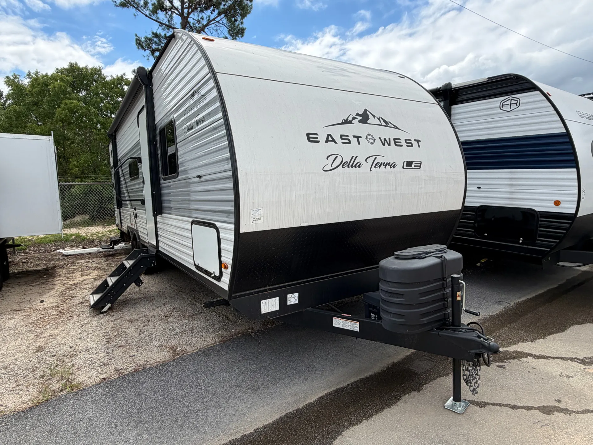 2025 East to West Della Terra LE 255BHLE - Photo 2