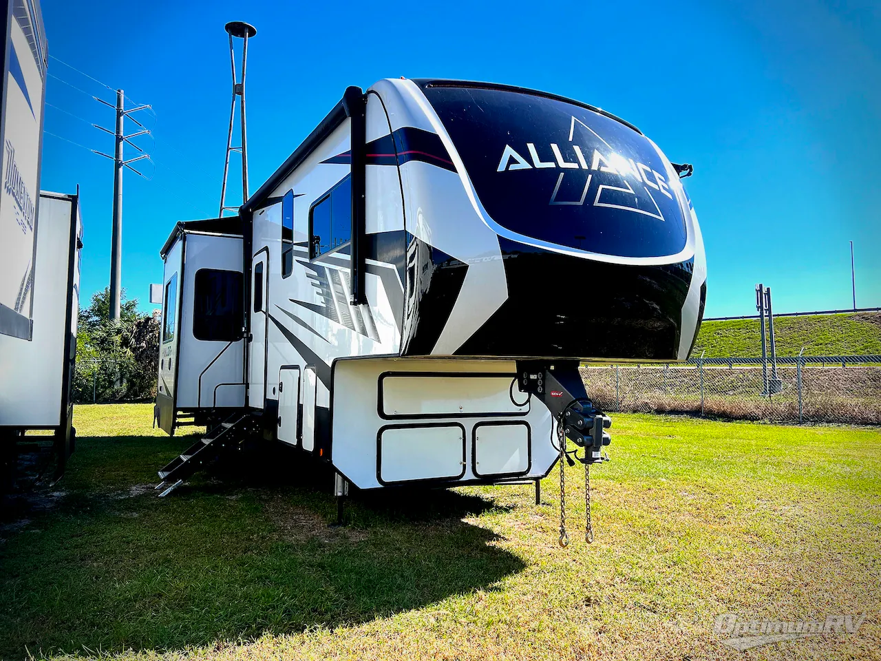 2022 Alliance RV Valor 37V13 - Photo 2