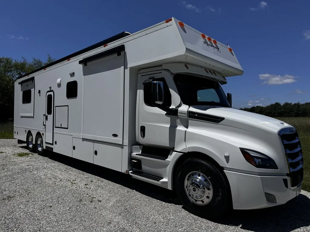 2025 Renegade RV Classic 45CME - Photo 2