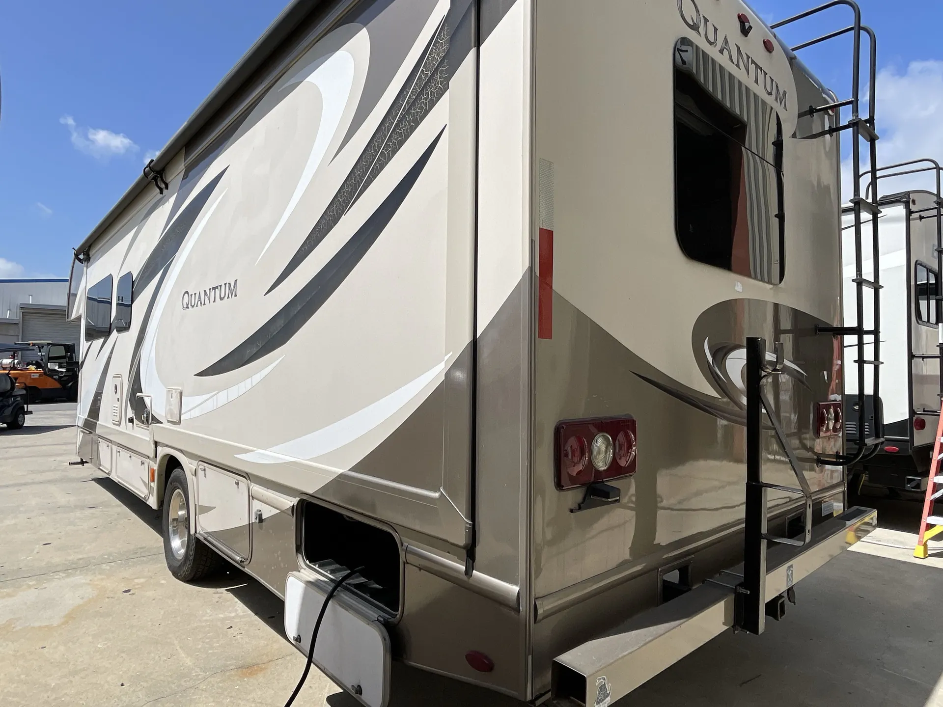 2017 Thor Motor Coach Quantum WS31 — living area main