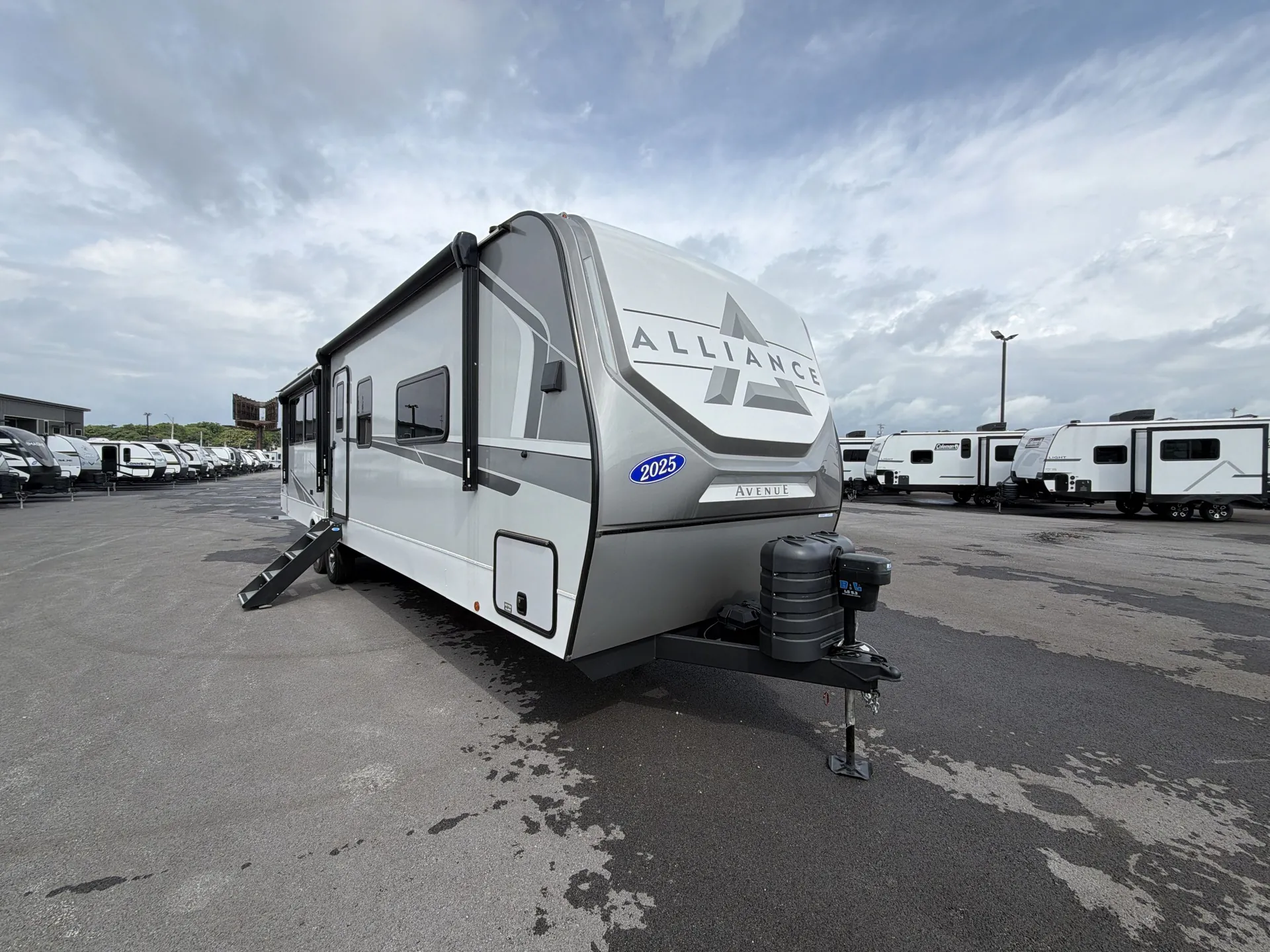 2025 Alliance RV Avenue 332RL - Photo 2