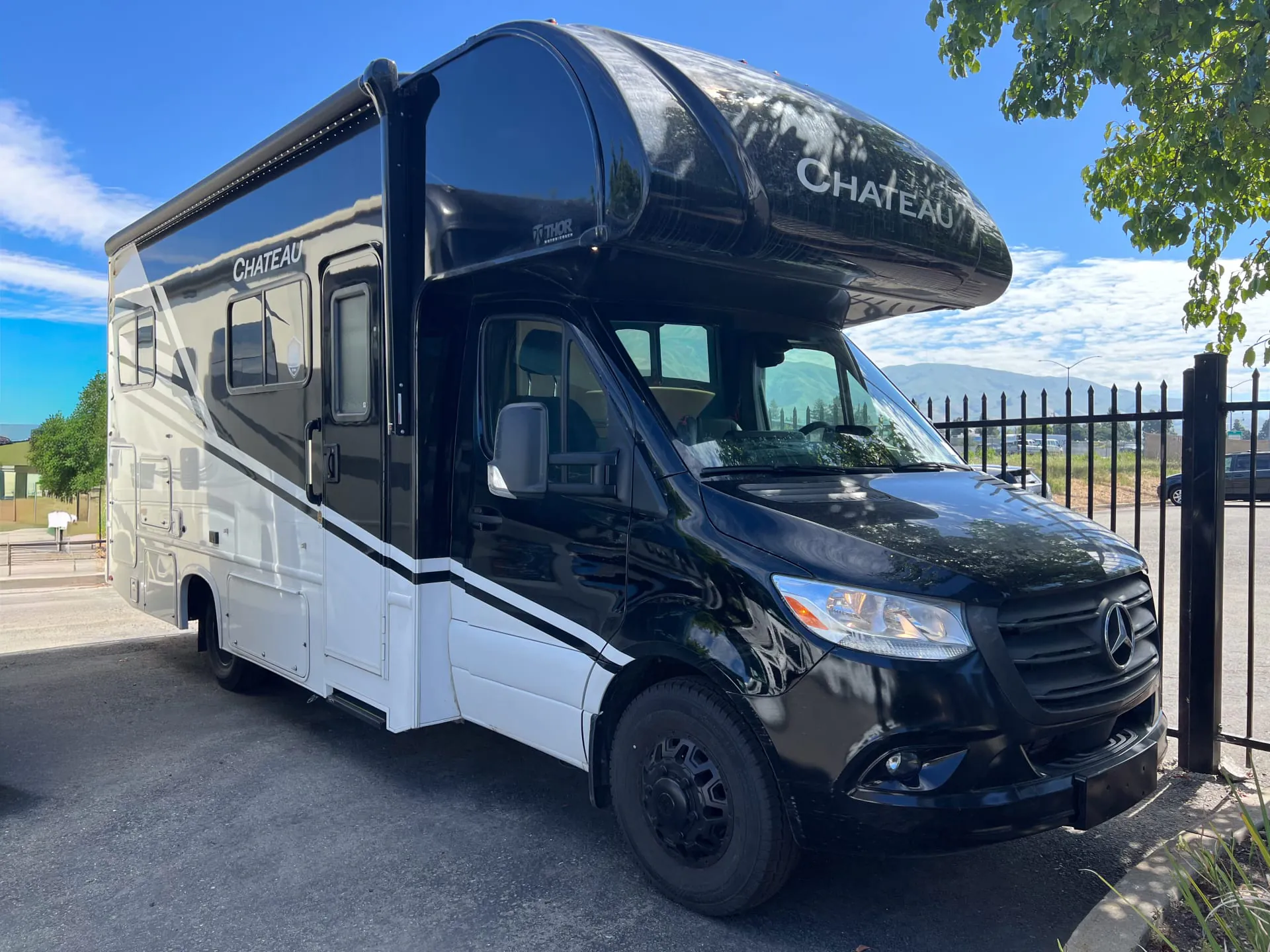 2026 Thor Motor Coach Chateau Sprinter 24LV - Photo 2