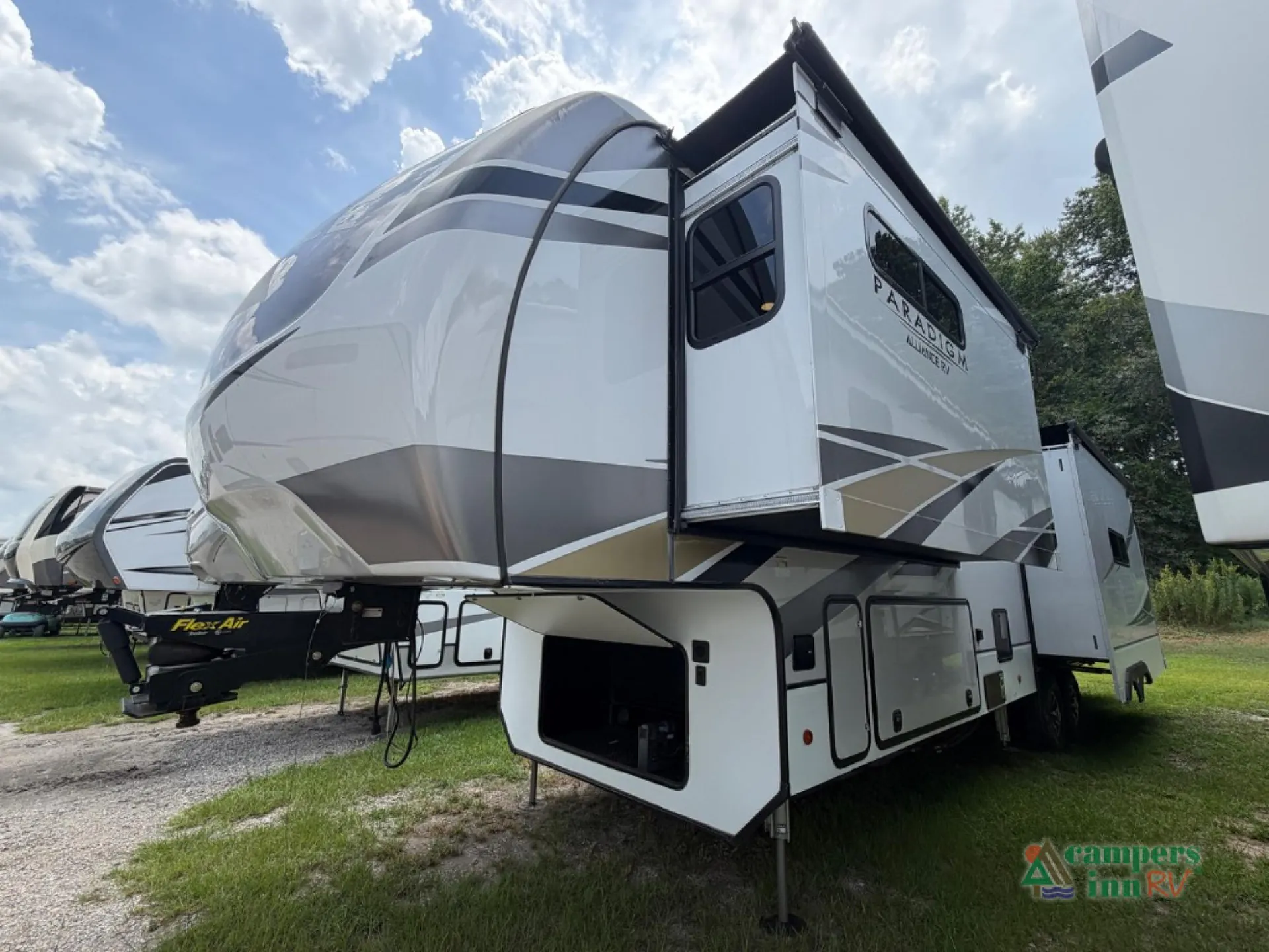 2021 Alliance RV Paradigm 340RL - Photo 4