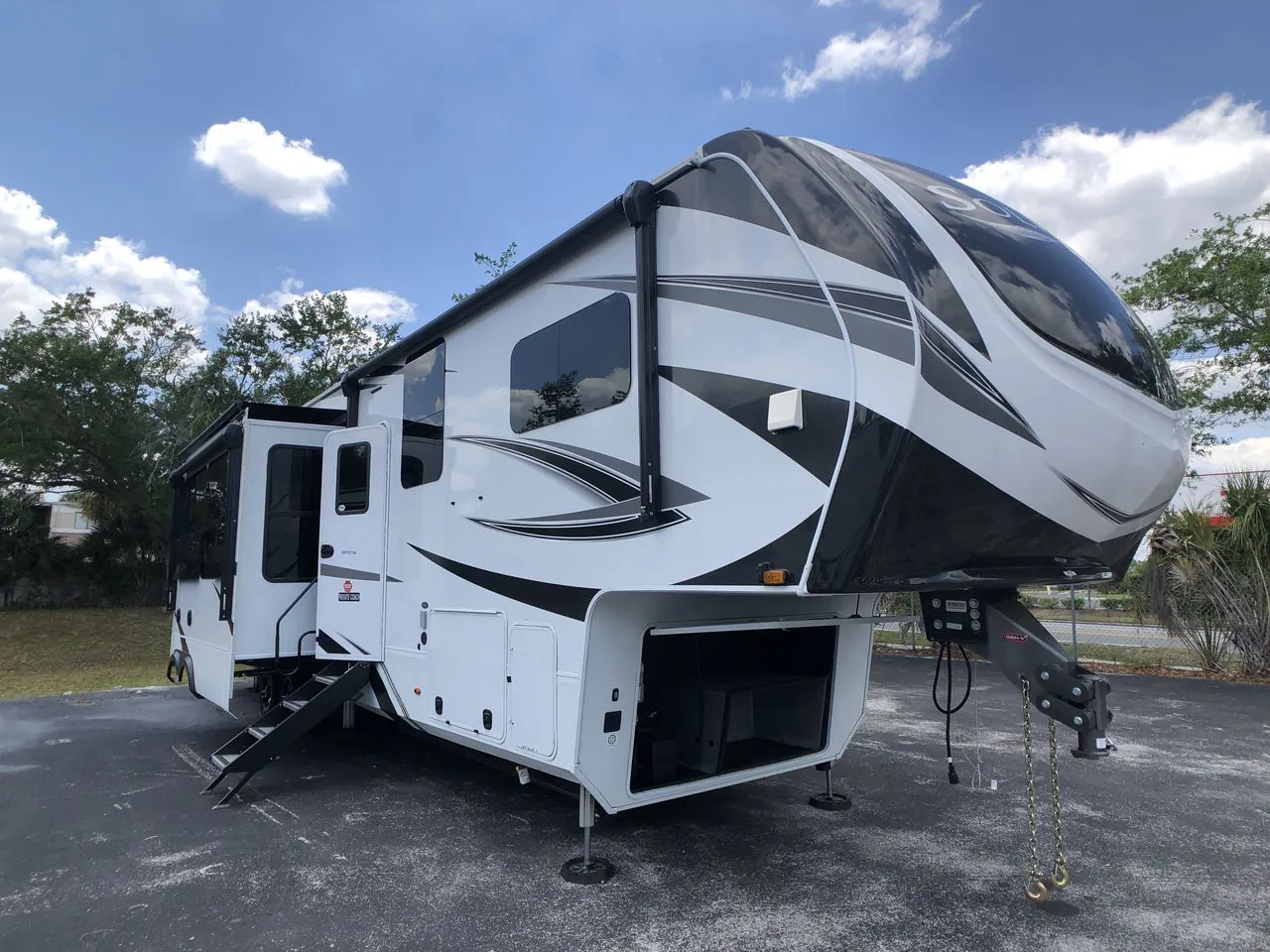 2024 Grand Design Solitude 391DL - Photo 2