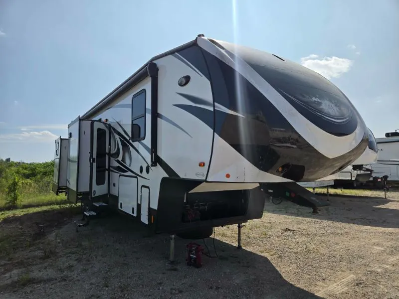 2018 Heartland Sundance 3700 RLB - Photo 2