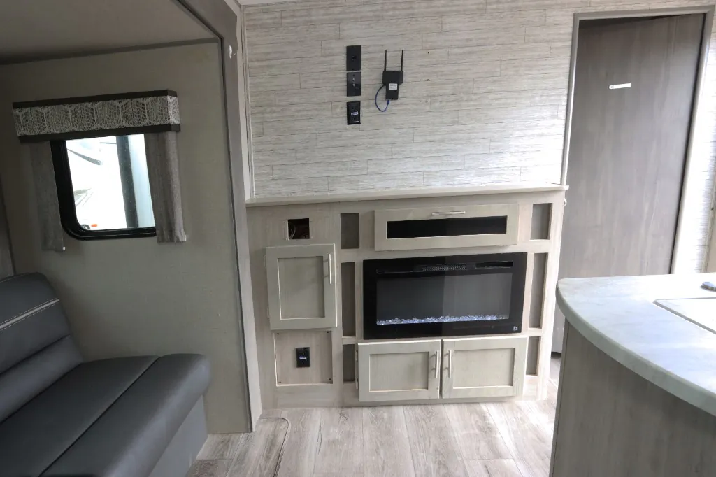 2023 Coachmen Catalina Legacy Edition 343BHTS (2 Queen Beds), Photos photo 4