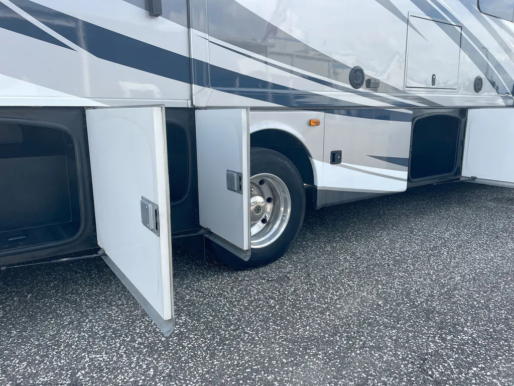 2017 Thor Motor Coach Challenger 37YT, Photos photo 26