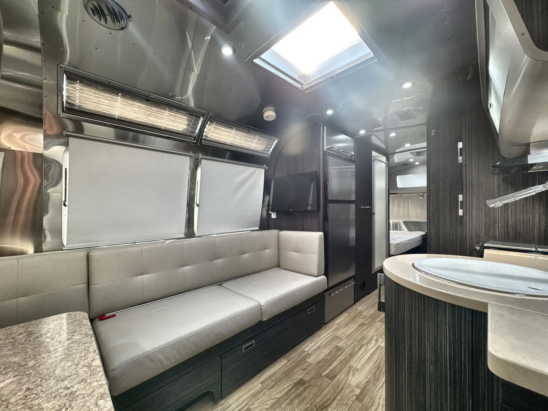 2018 Airstream International 25FB Twin — living area main