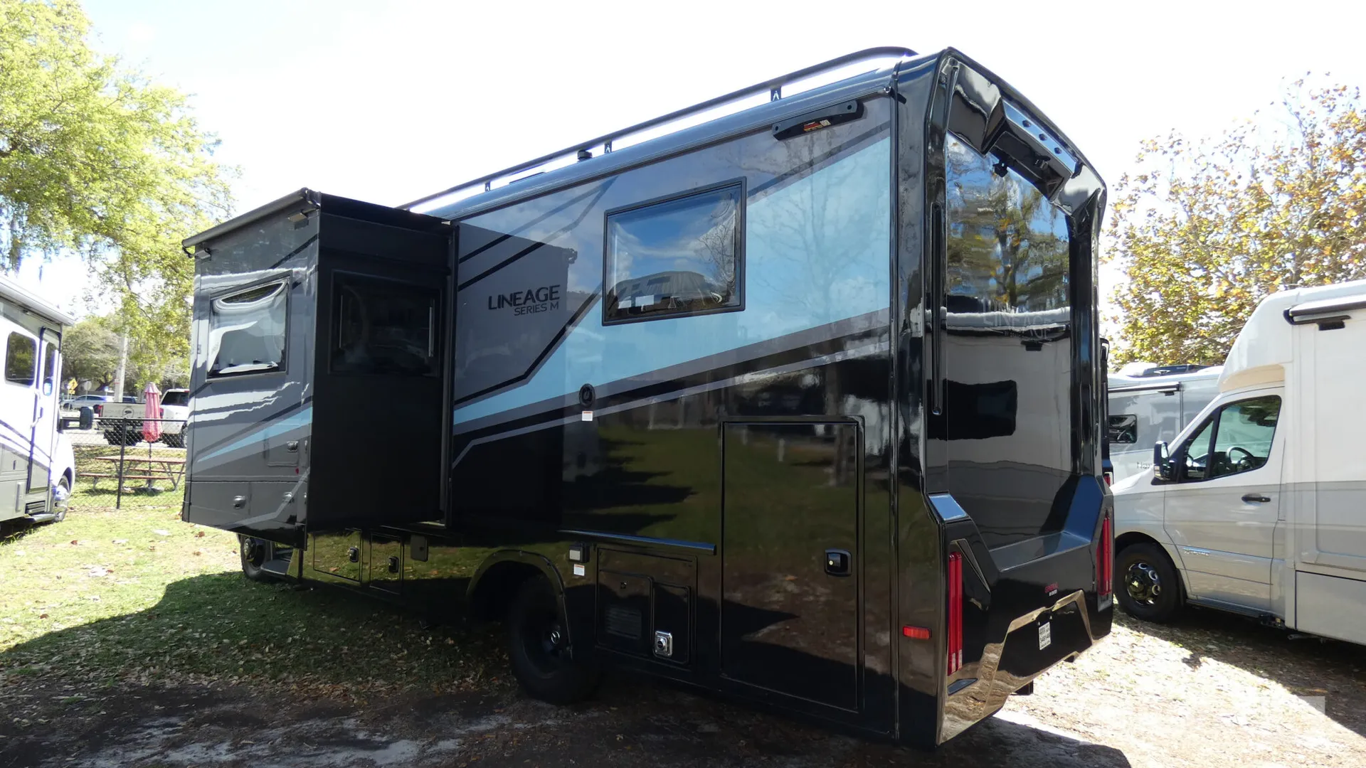 2026 Grand Design Lineage Series M 25TK - Photo 4